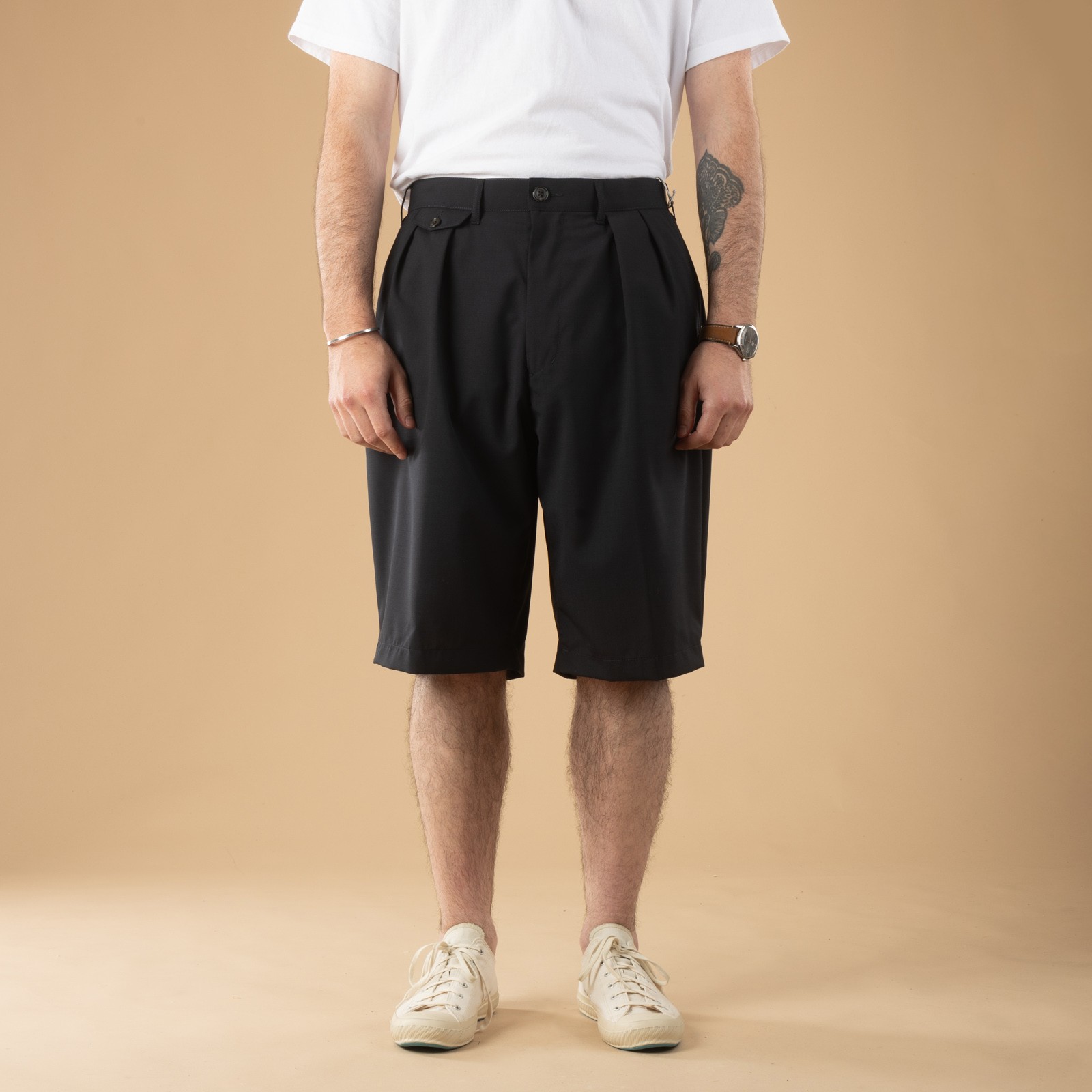 Image-Flâneurs_BEAMS PLUS / 2 Pleats Shorts Wool Tropical Navy_de-face