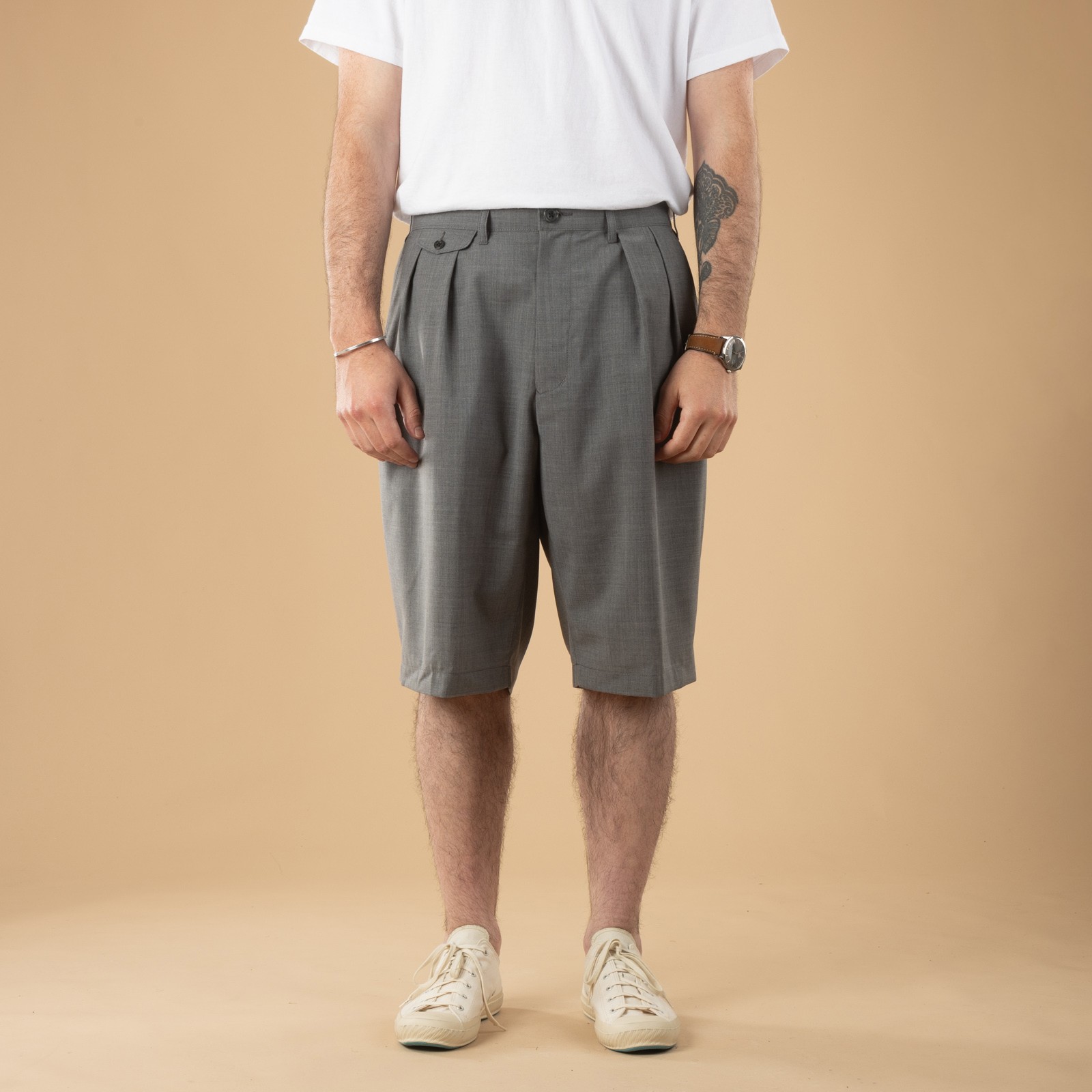 Image-Flâneurs_BEAMS PLUS / 2 Pleats Shorts Wool Tropical Grey_de-face