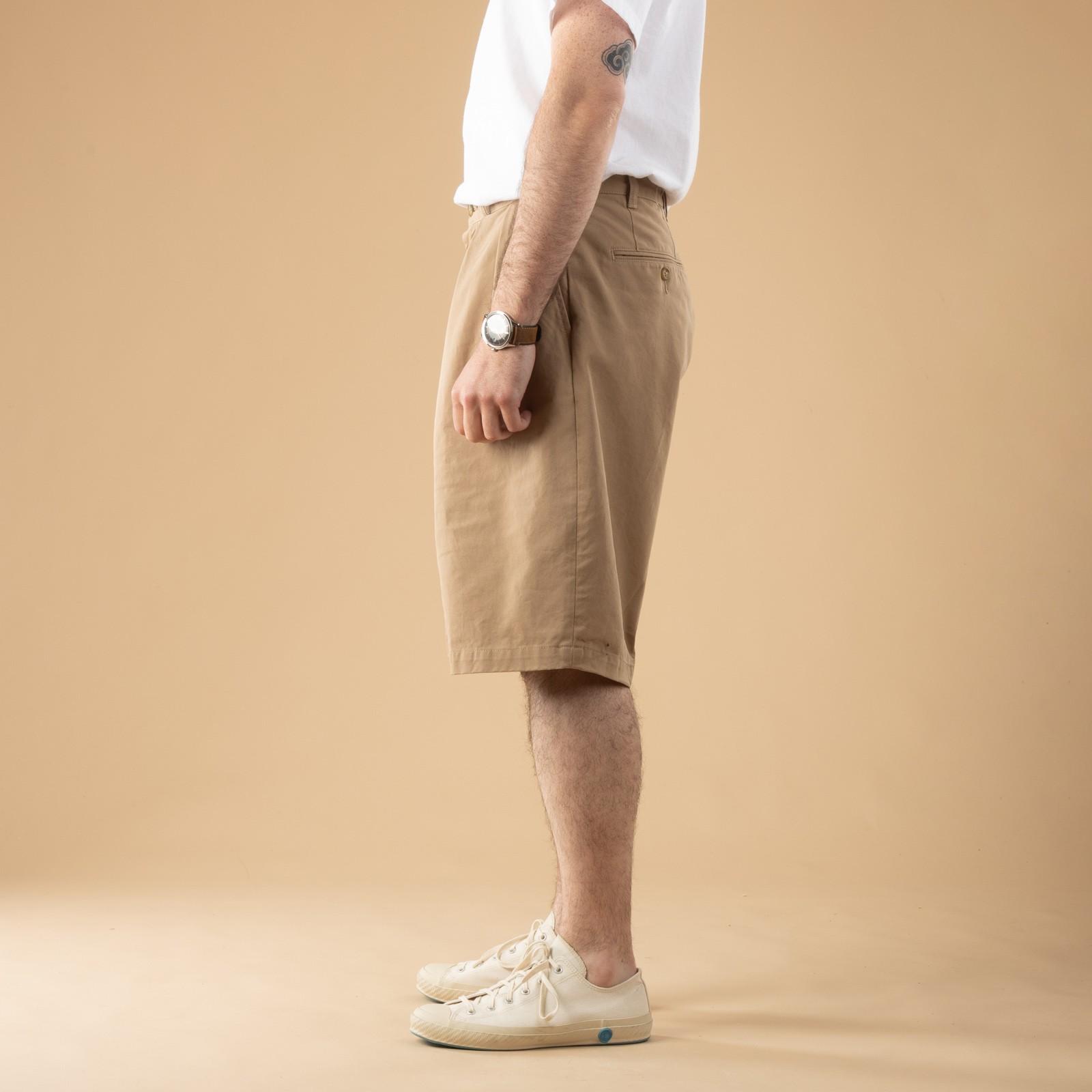 Image-Flâneurs_2 Pleats Shorts Twill Khaki_Beams-PLus_de-profil