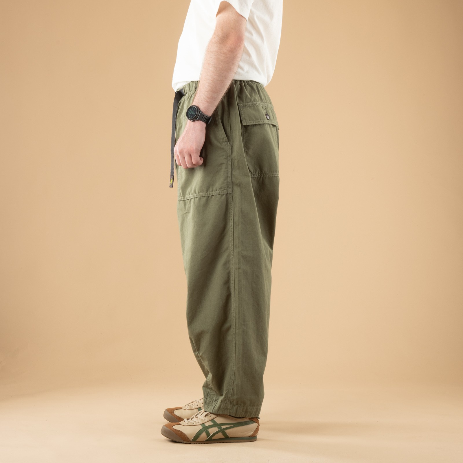 Image-Flâneurs_GOHEMP / Travel Balloon Pants Olive_de-profil