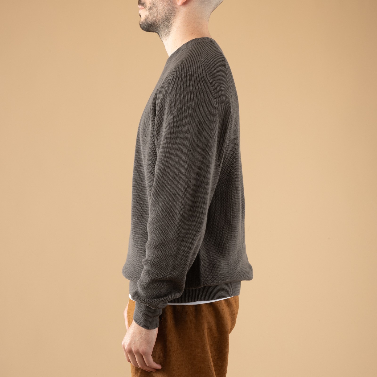 Image-Flâneurs_Batoner_The Sea Island Cotton Signature Crewneck Dark Gray_de-profil