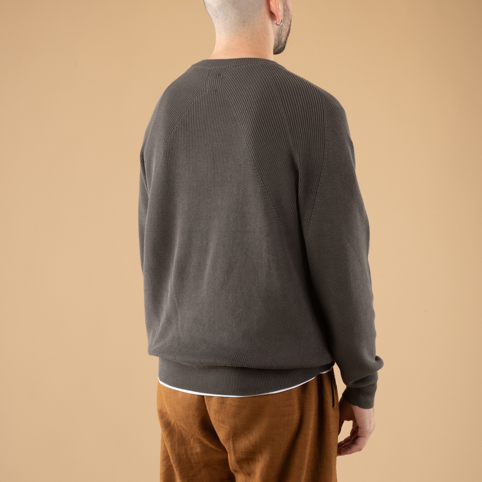 Image-Flâneurs_Batoner_The Sea Island Cotton Signature Crewneck Dark Gray_de-dos