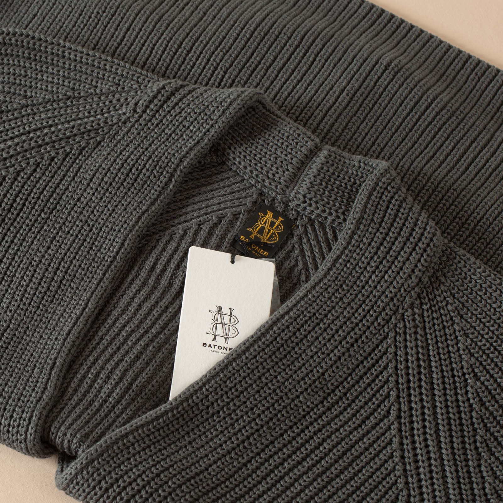 images détails col  flâneurs  BATONER  Signature Waso Cardigan Dark Gray (1)