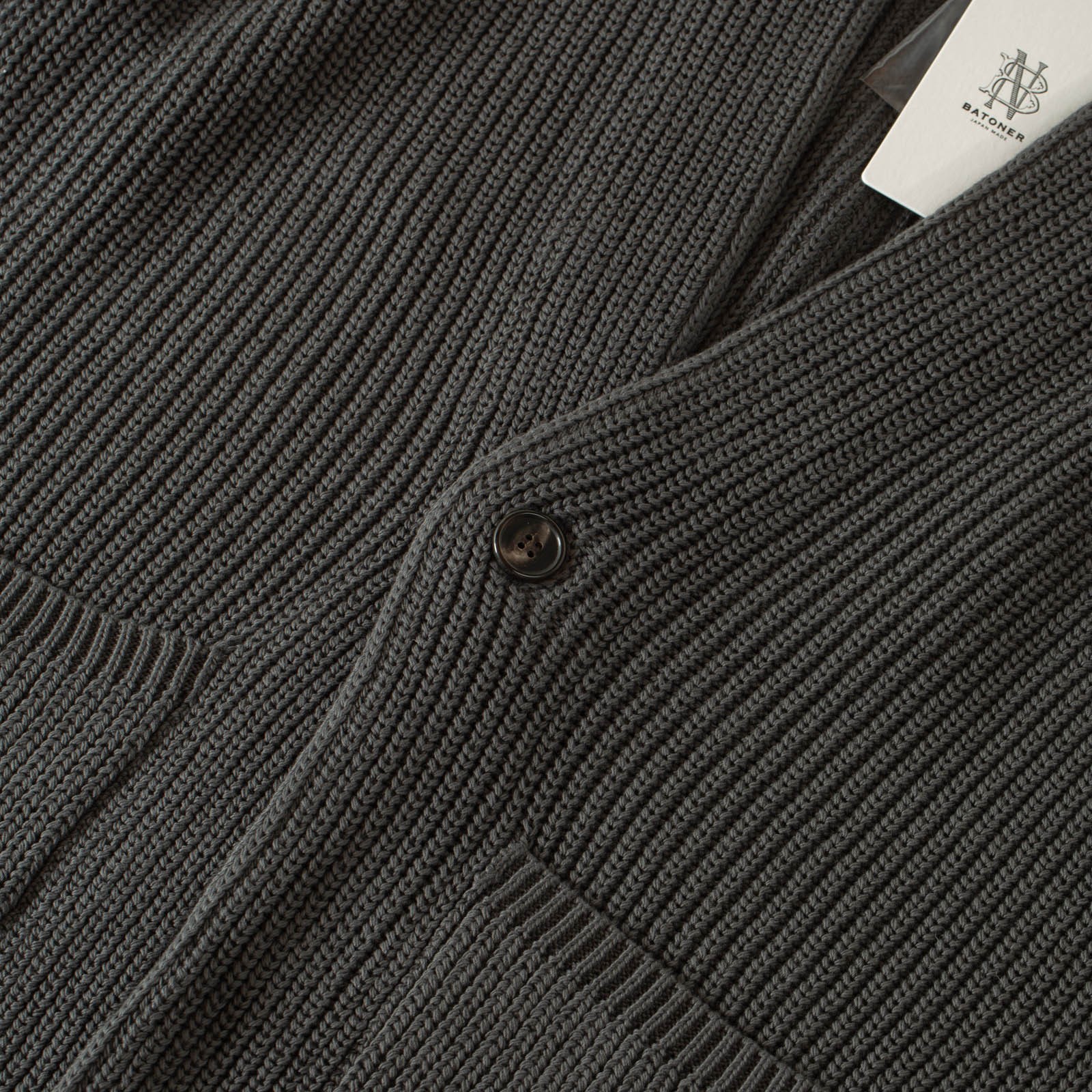 images détails bouton flâneurs  BATONER  Signature Waso Cardigan Dark Gray (2)