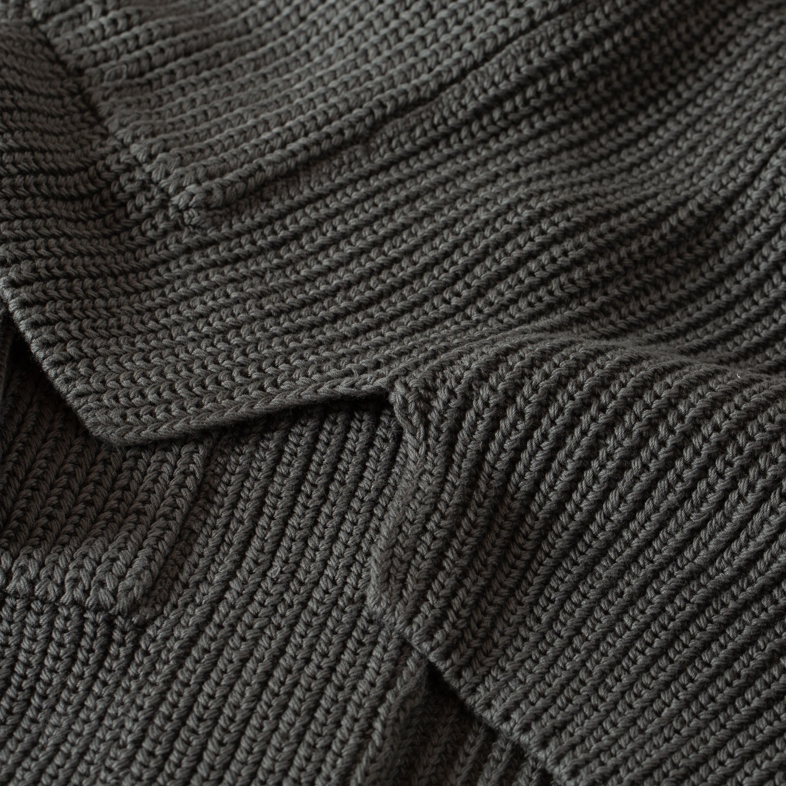 images détails maille flâneurs  BATONER  Signature Waso Cardigan Dark Gray (3)