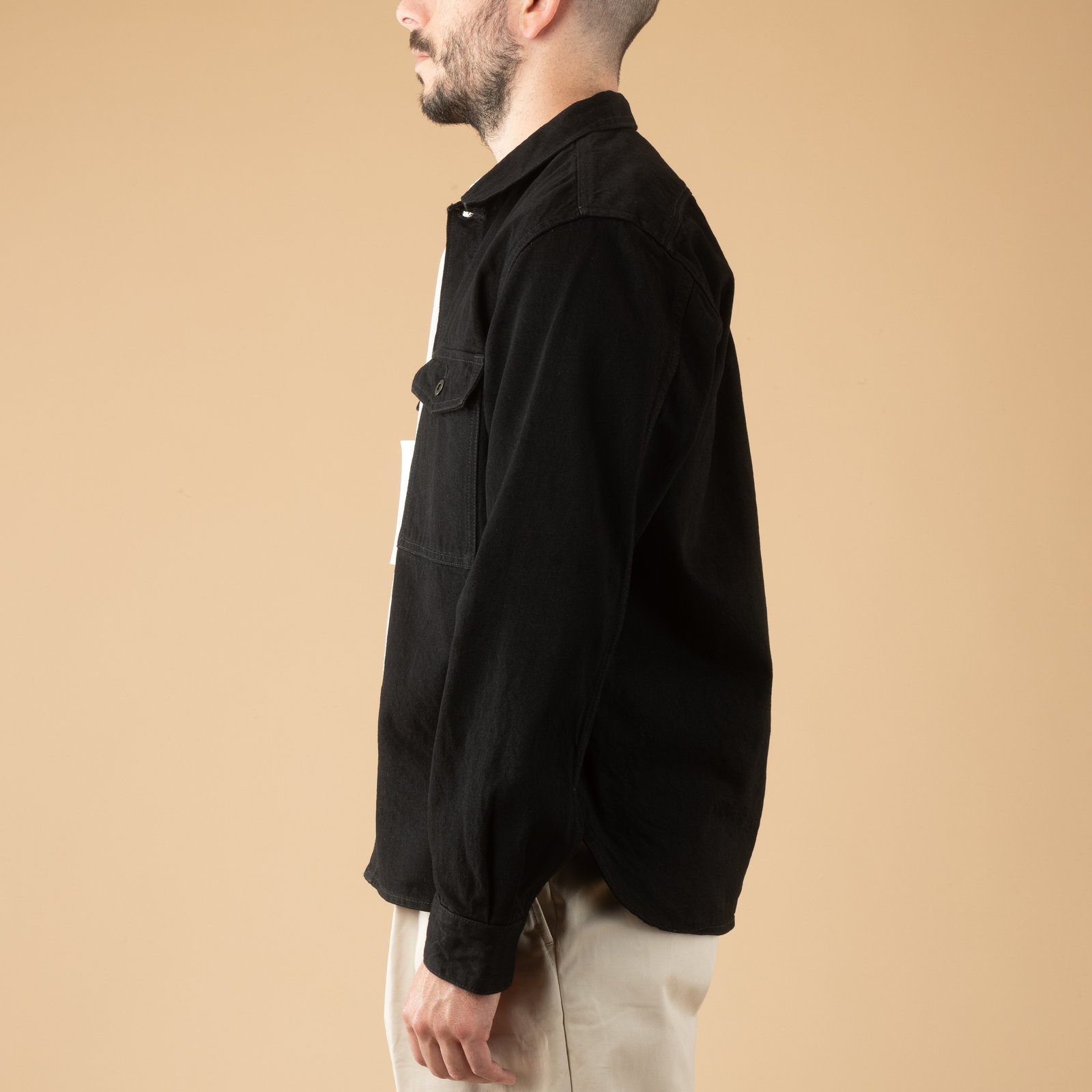 image flâneurs porté 13oz Denim CPO Shirt Jacket Black_de-profil