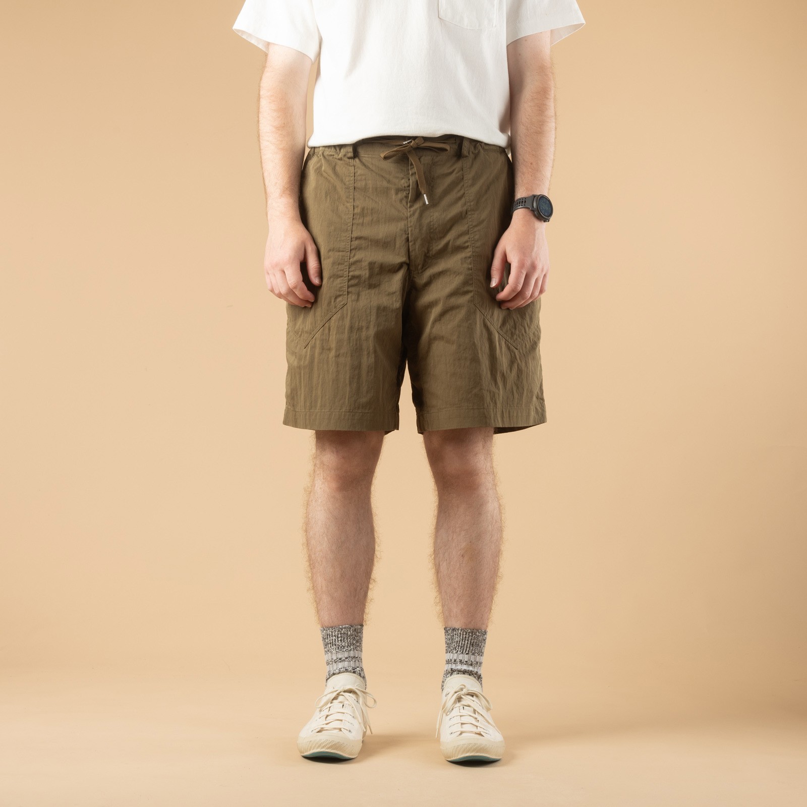 image porté de dos flâneurs FRIZMWORKS CottonNylon Fatigue Shorts Olive (2)