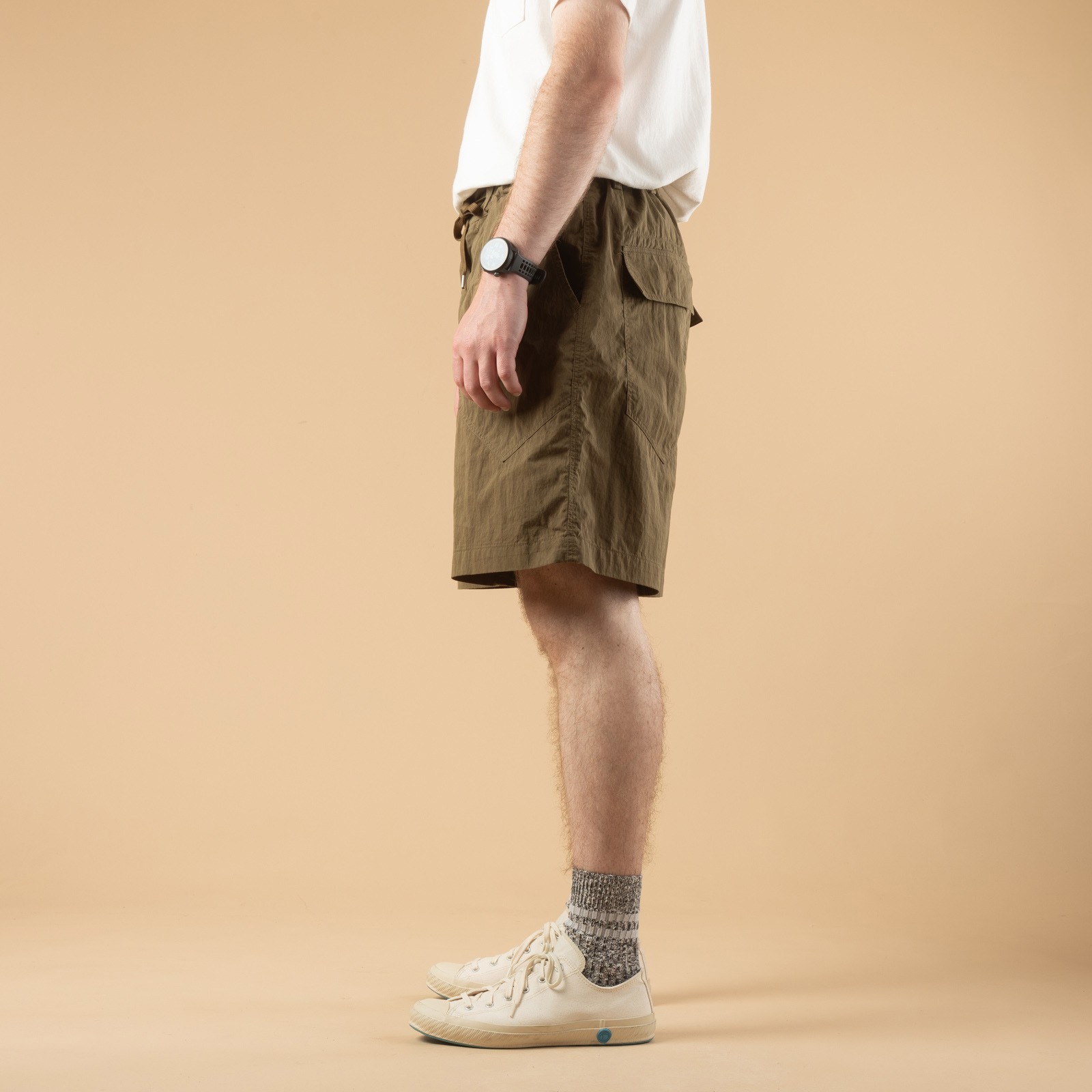 image porté de profil flâneurs FRIZMWORKS CottonNylon Fatigue Shorts Olive (3)