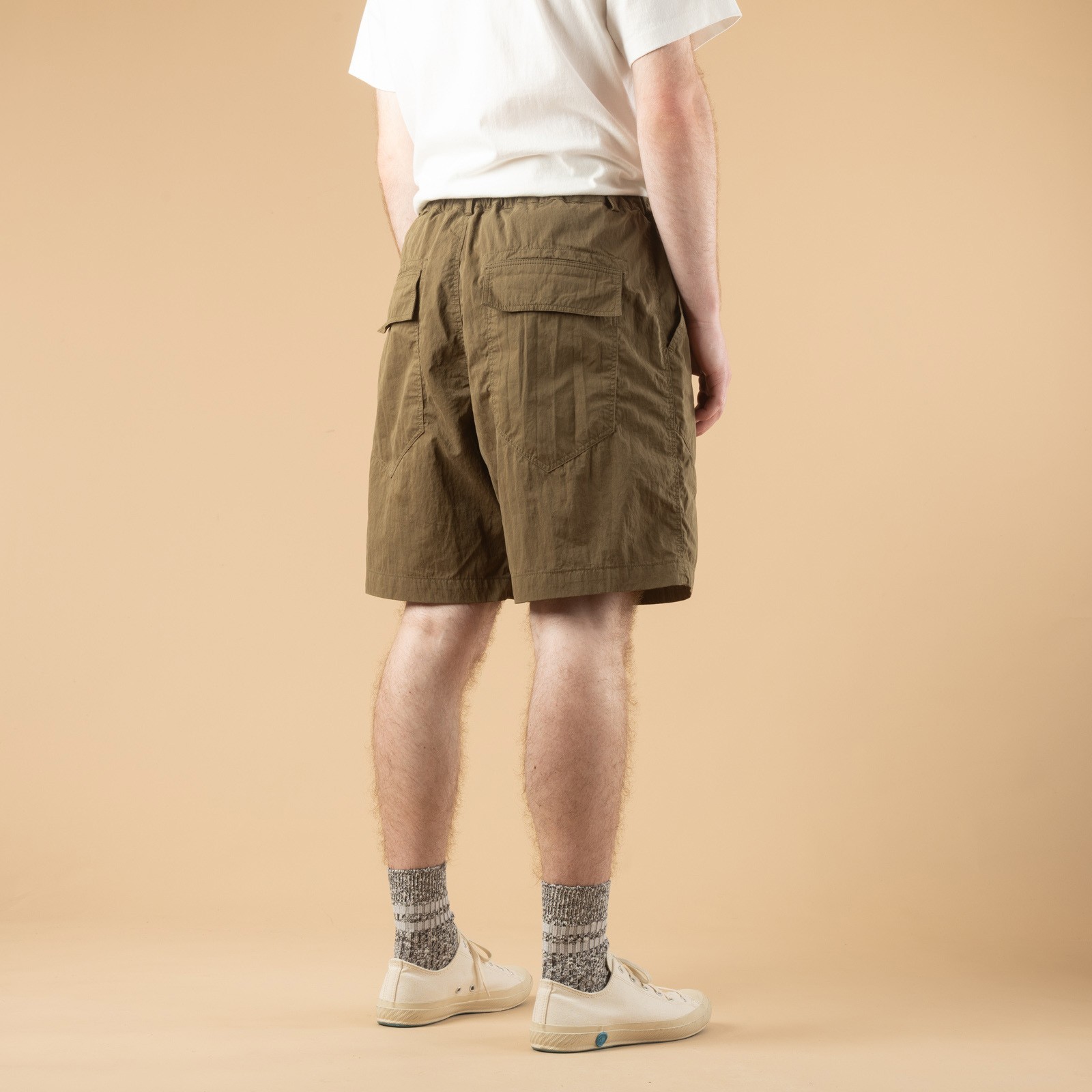 image porté de dos flâneurs FRIZMWORKS CottonNylon Fatigue Shorts Olive (4)