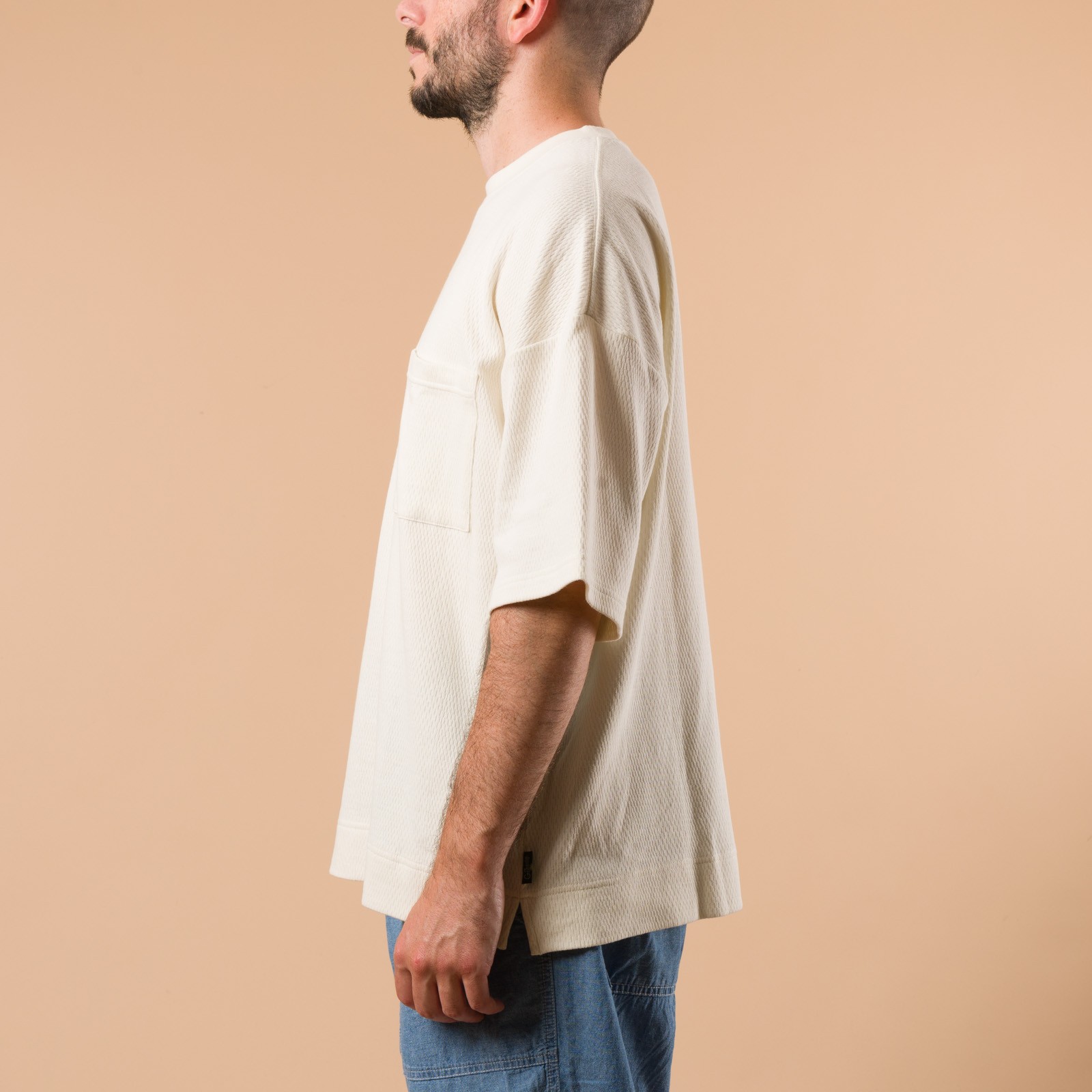 Image-Flâneurs_GOHEMP / Wide Slit Tee Off White_de-profil