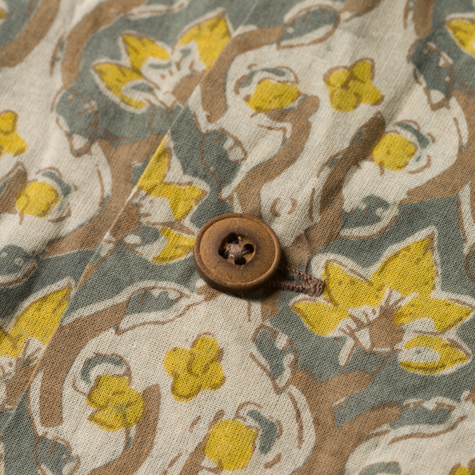 Image-Flâneurs_GOHEMP / Open Mind Shirt Gray_détail-bouton