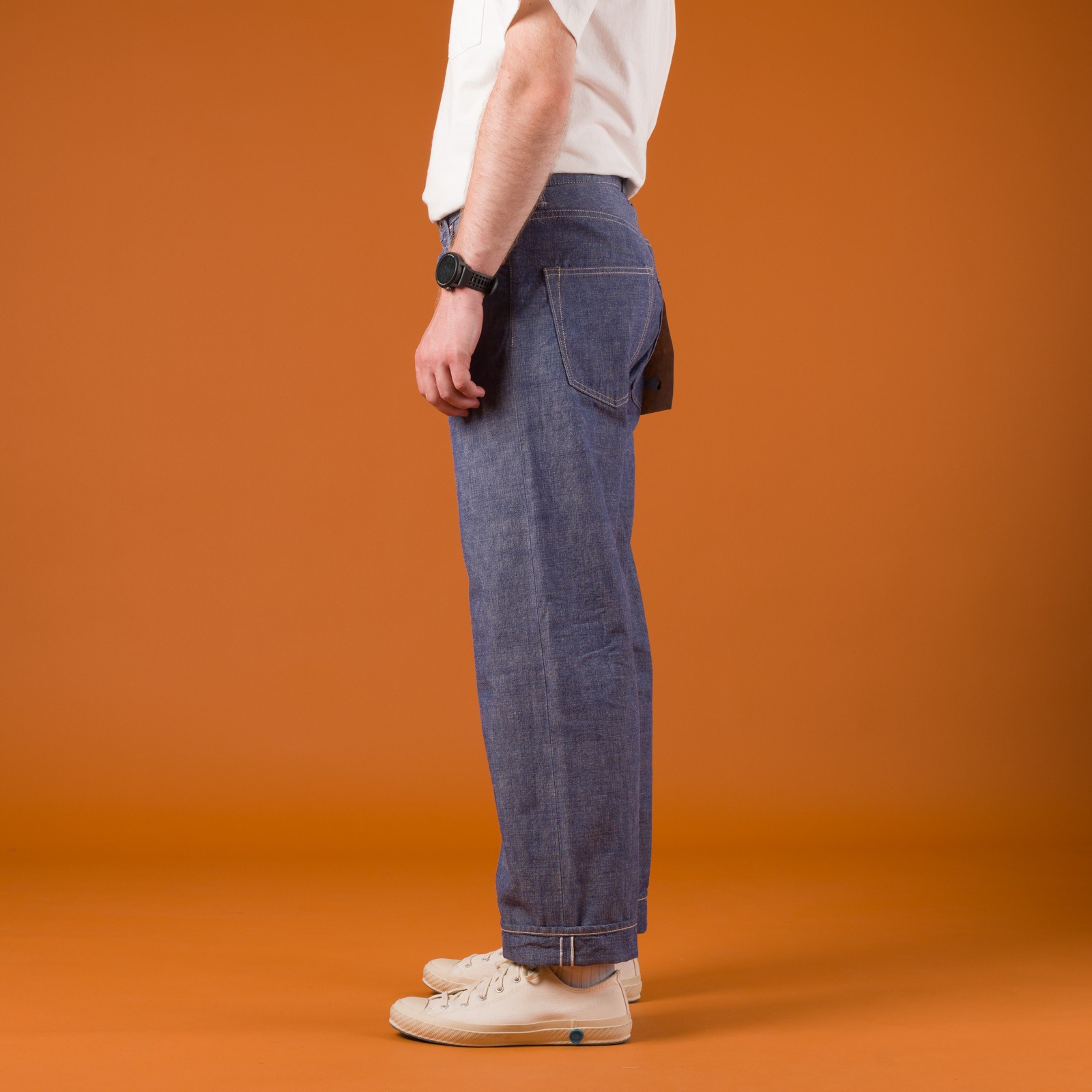 Image-Flâneurs_ONI DENIM / 200-HCSV 8oz Selvedge Chambray Wide Straight_de-profil