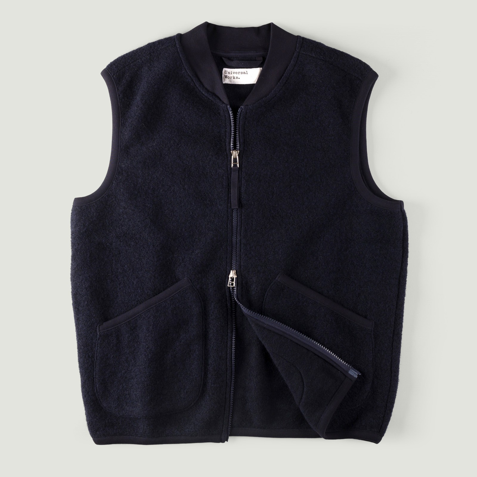 Image-Flâneurs_Universal Works_Wool Fleece Zip Waistcoat Navy_Vignette