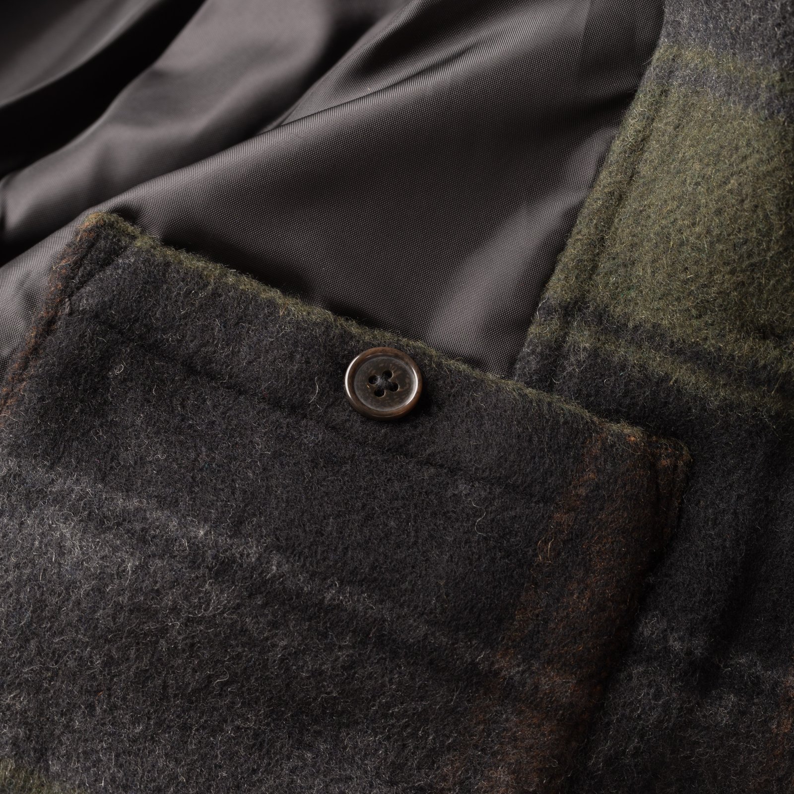 Image-Flâneurs_UNIVERSAL WORKS / Berlin Wool Check Wayfarer Jacket Black/Brown_detail-1