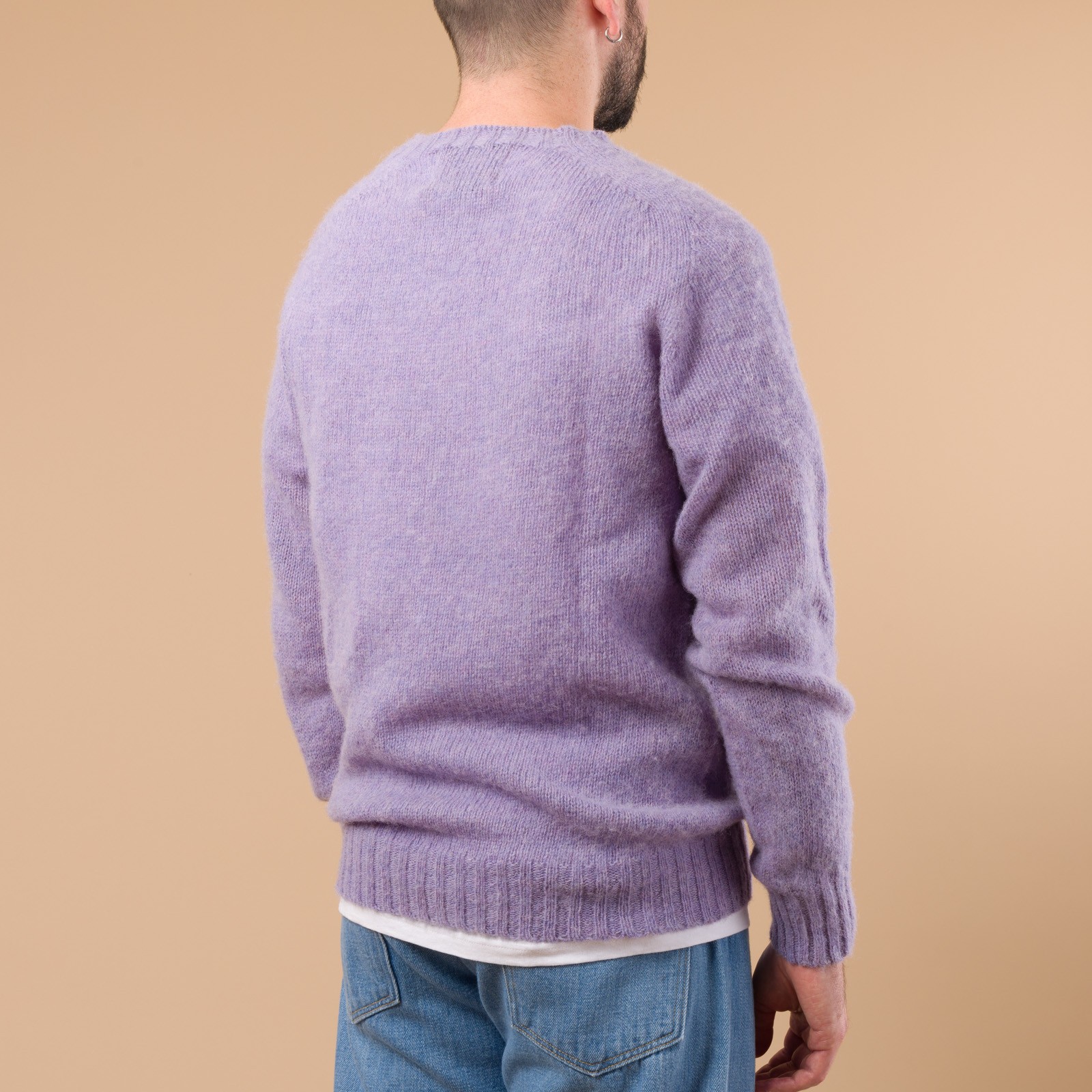 image porté flâneurs HARLEY OF SCOTLAND X FLÂNEURS pull Shaggy Crew Neck Sweater lavender-de dos
