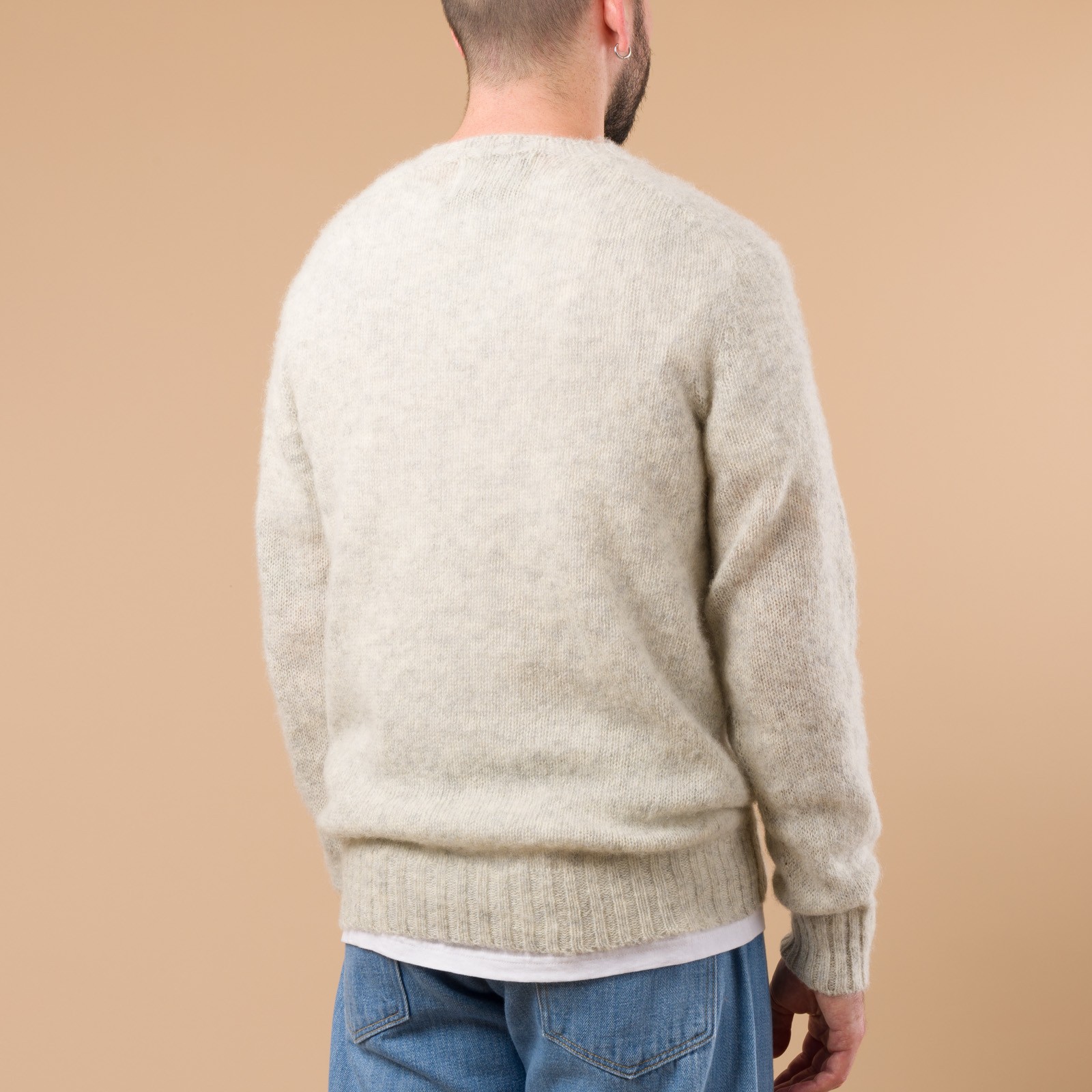 image porté flâneurs HARLEY OF SCOTLAND X FLÂNEURS pull Shaggy Crew Neck Sweater pearl de dos