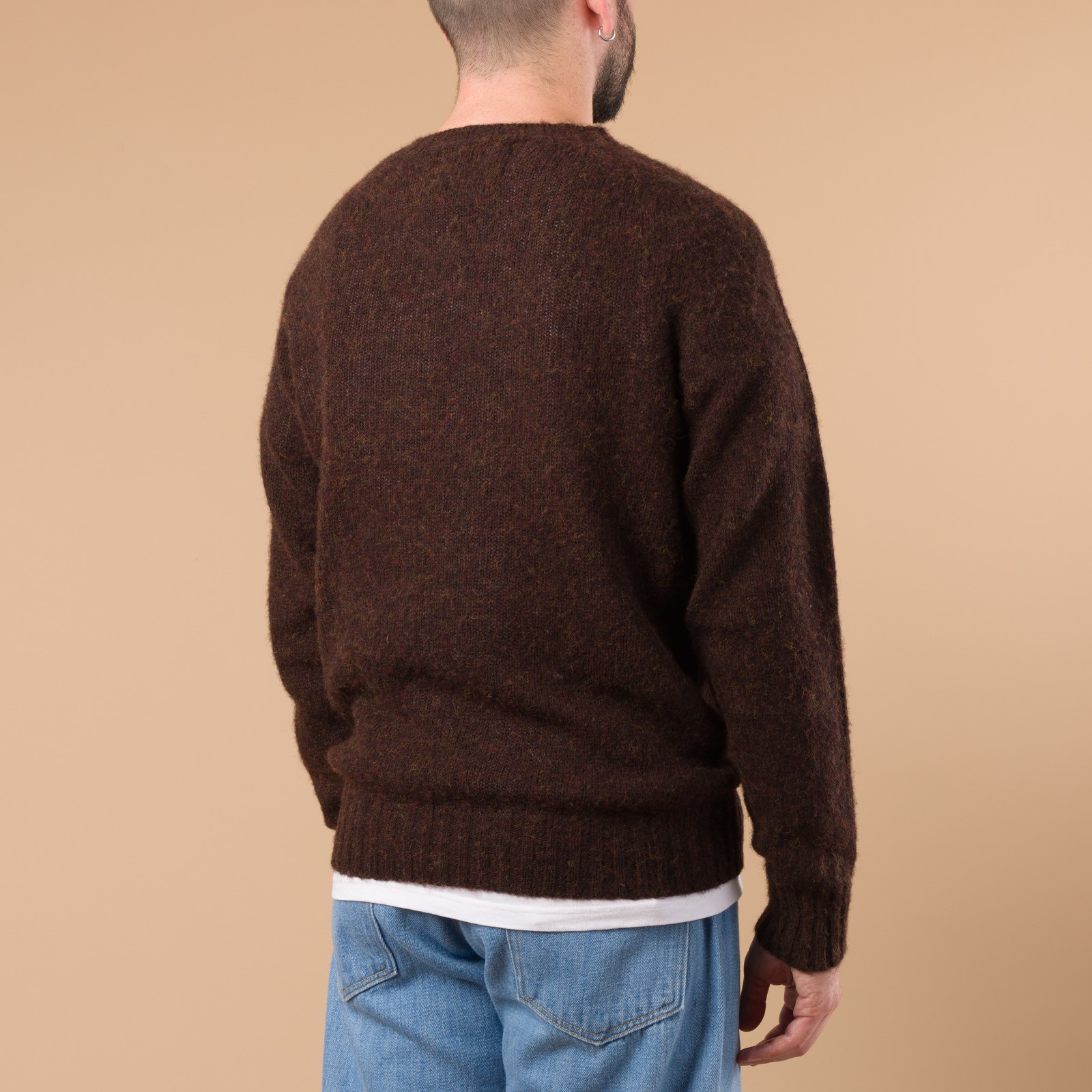 image porté flâneurs HARLEY OF SCOTLAND X FLÂNEURS pull Shaggy Crew Neck Sweater mocha de-dos