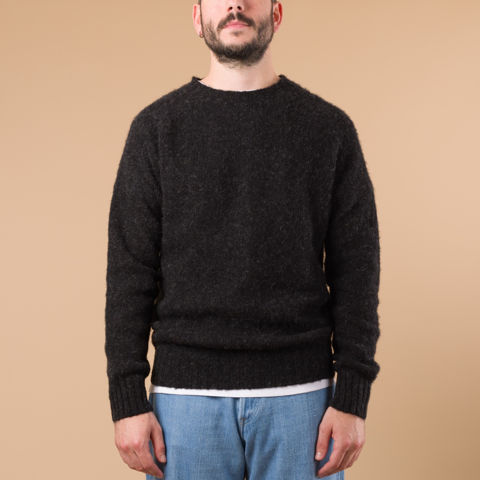 image porté flâneurs HARLEY OF SCOTLAND X FLÂNEURS pull Shaggy Crew Neck Sweater crag de face