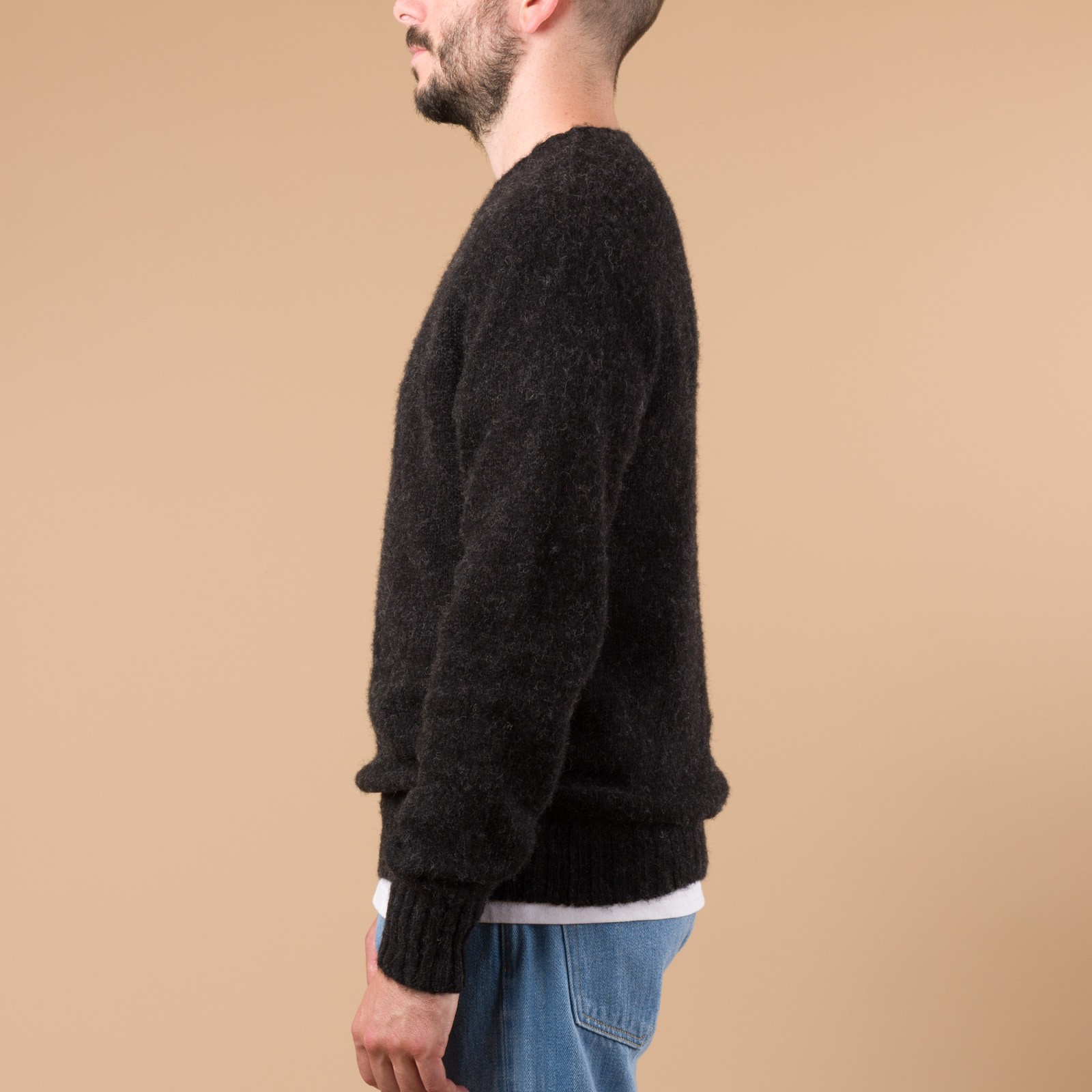 image porté flâneurs HARLEY OF SCOTLAND X FLÂNEURS pull Shaggy Crew Neck Sweater crag de-profil