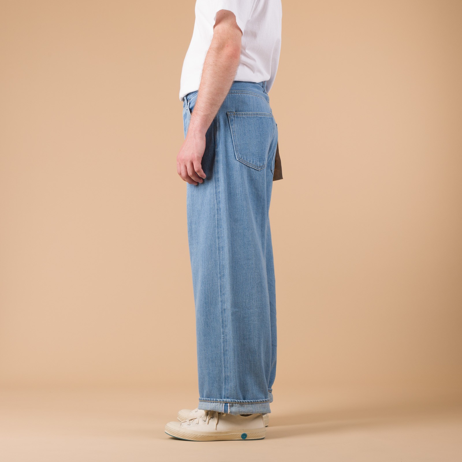 ONI DENIM 222-Kiraku-BB 12oz Super Wide Straight Bio Bleach Denim de profil