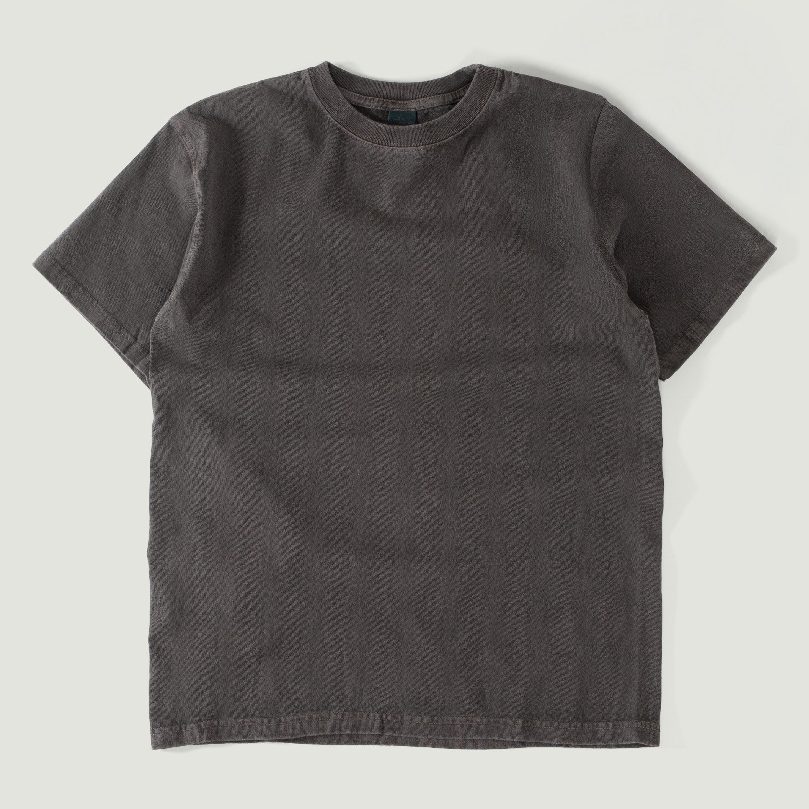 GOOD-ON-flâneurs-Short-Sleeve-Crew-T-shirt-P-Liquorice-vignette-badge-