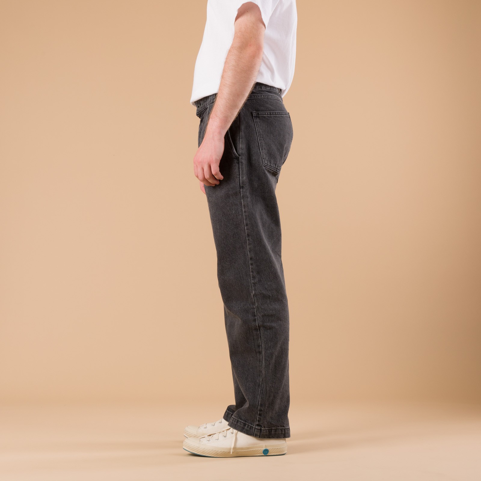Image-Flâneurs_JAPAN BLUE JEANS / 13oz Denim Tuck Pants Fade Wash Dark Grey_de-profile