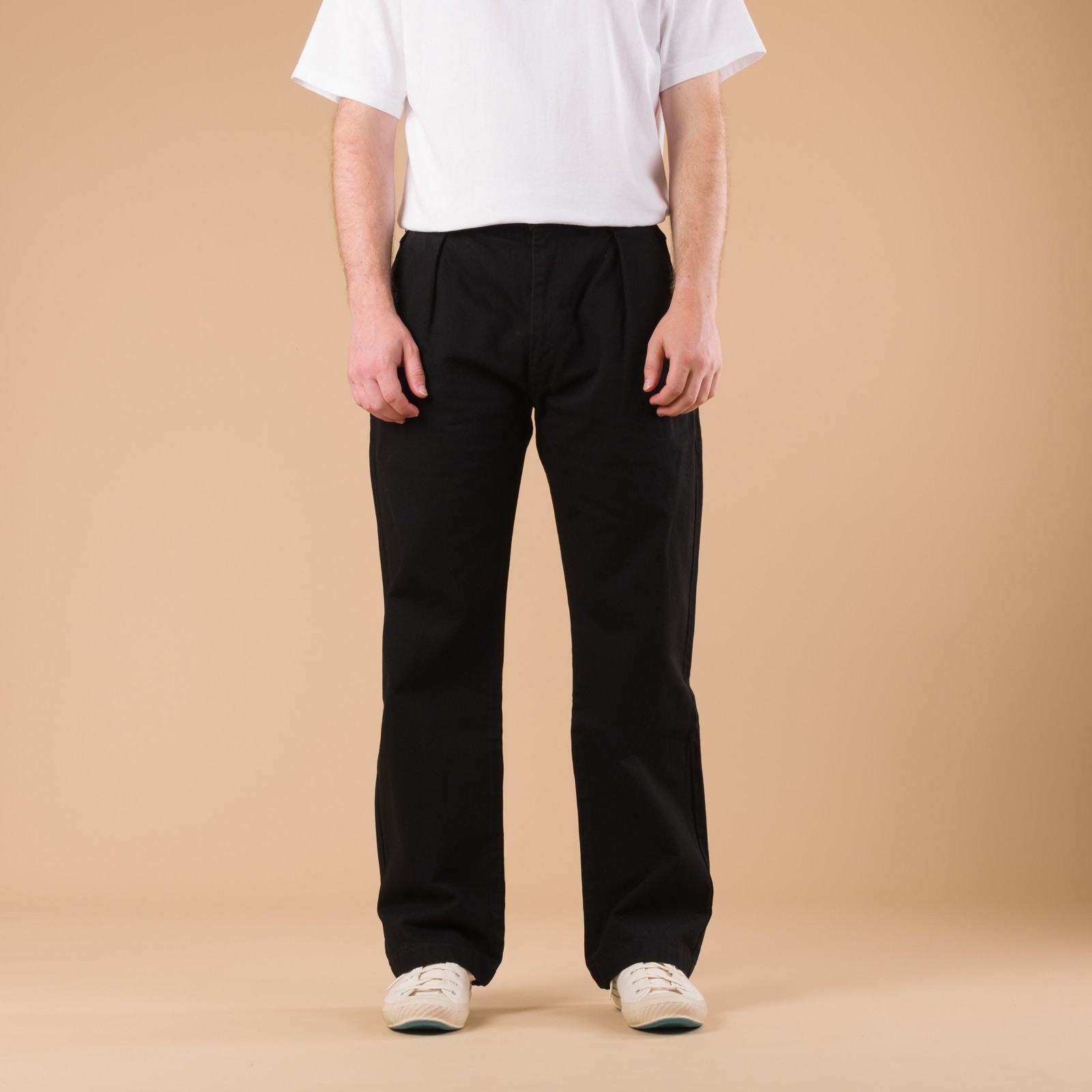 Image-Flâneurs_JAPAN BLUE JEANS / 13oz Denim Tuck Pants Fade Wash Black_de-face