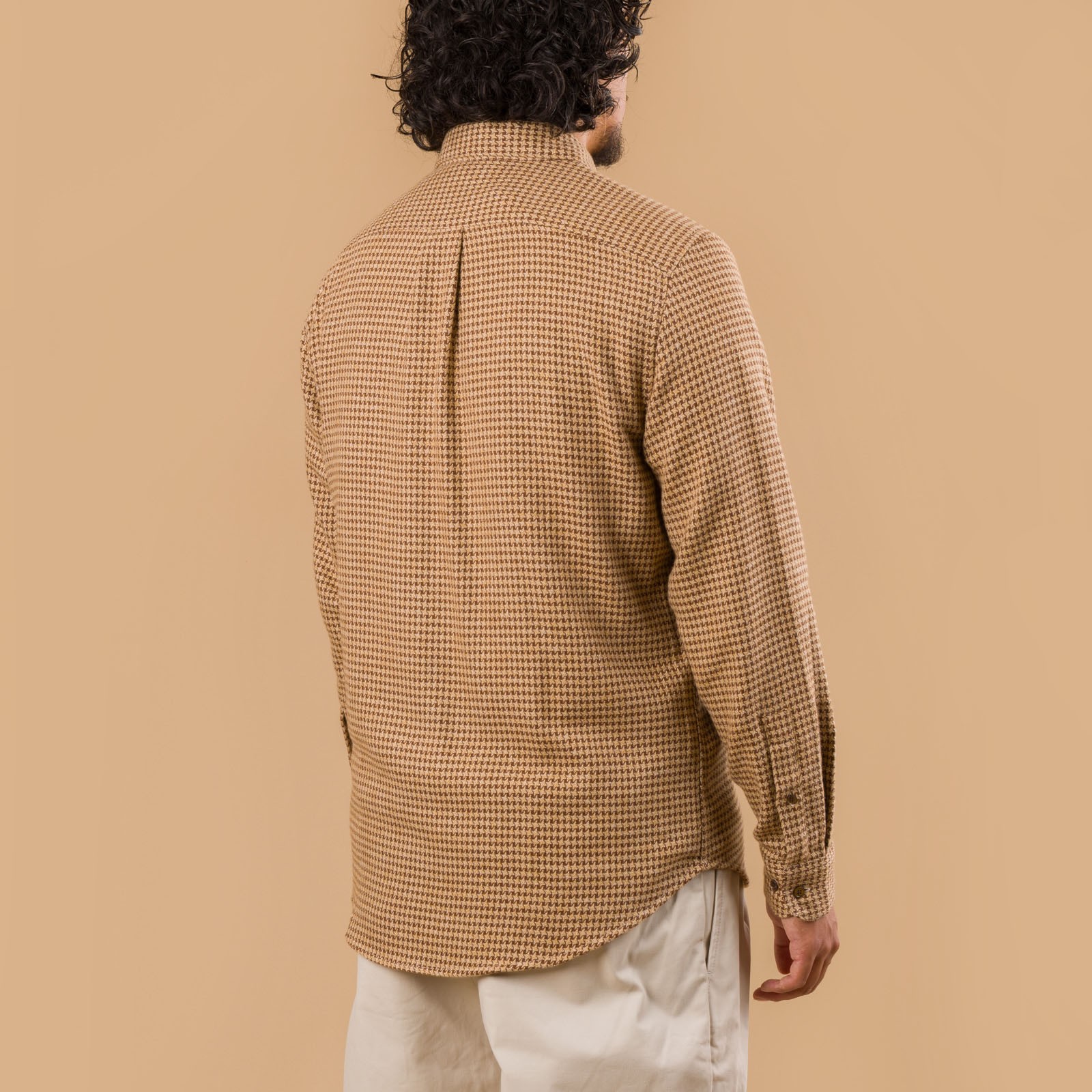 image portée dos flâneurs PORTUGUESE FLANNEL Abstract Shirt Brown