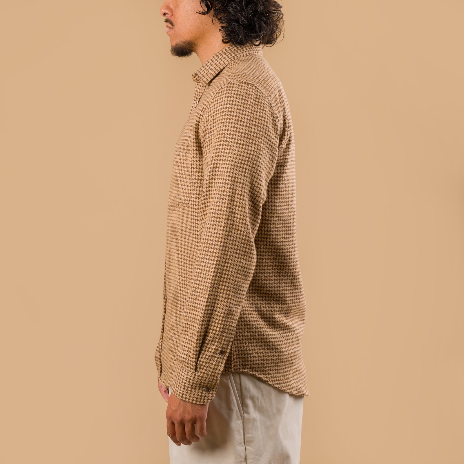 image portée profil flâneurs PORTUGUESE FLANNEL Abstract Shirt Brown