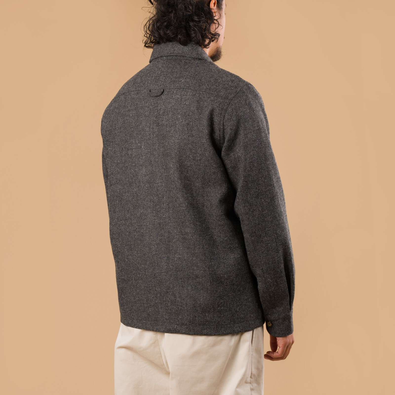 PORTUGUESE-FLANNEL-flaneurs-Wool Field Overshirt Grey porté de dos