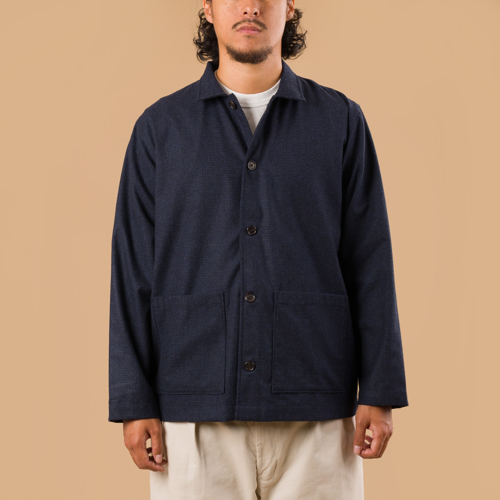 image flaneurs porté face UNIVERSAL WORKS Brushed Bari Easy Overshirt Navy