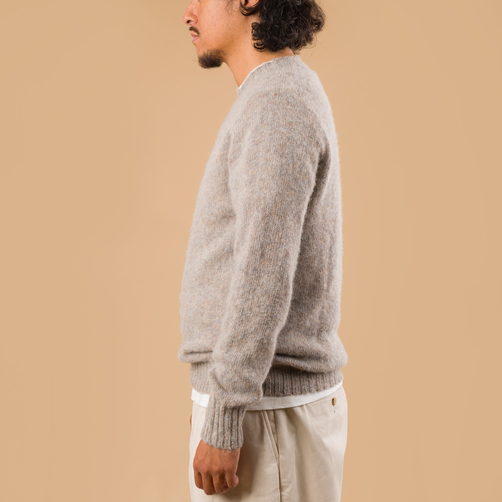 image portée de profil pull HARLEY OF SCOTLAND X FLANEURS shaggy Crew Neck Pebble