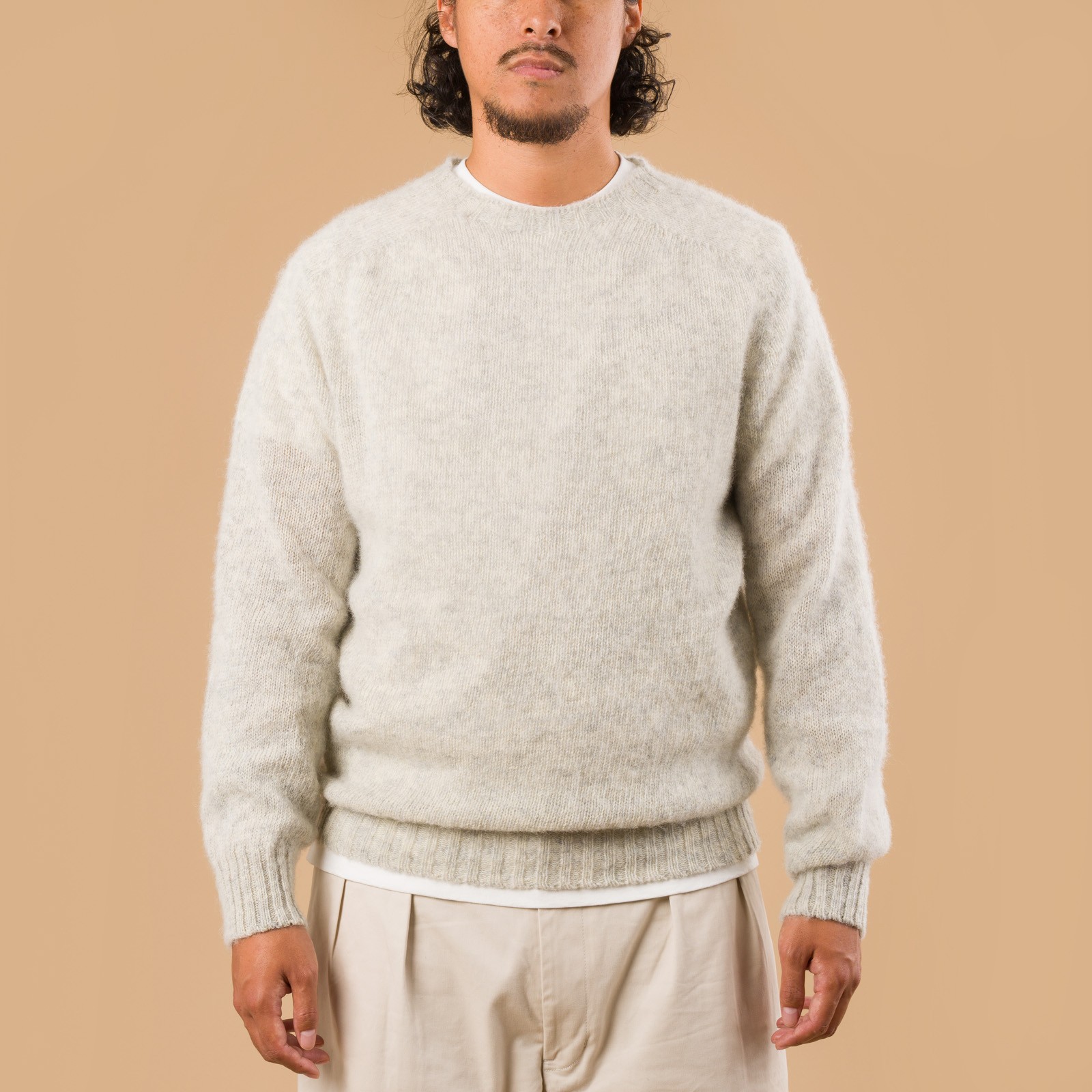 image portée de face pull HARLEY OF SCOTLAND X FLANEURS shaggy Crew Neck Pearl