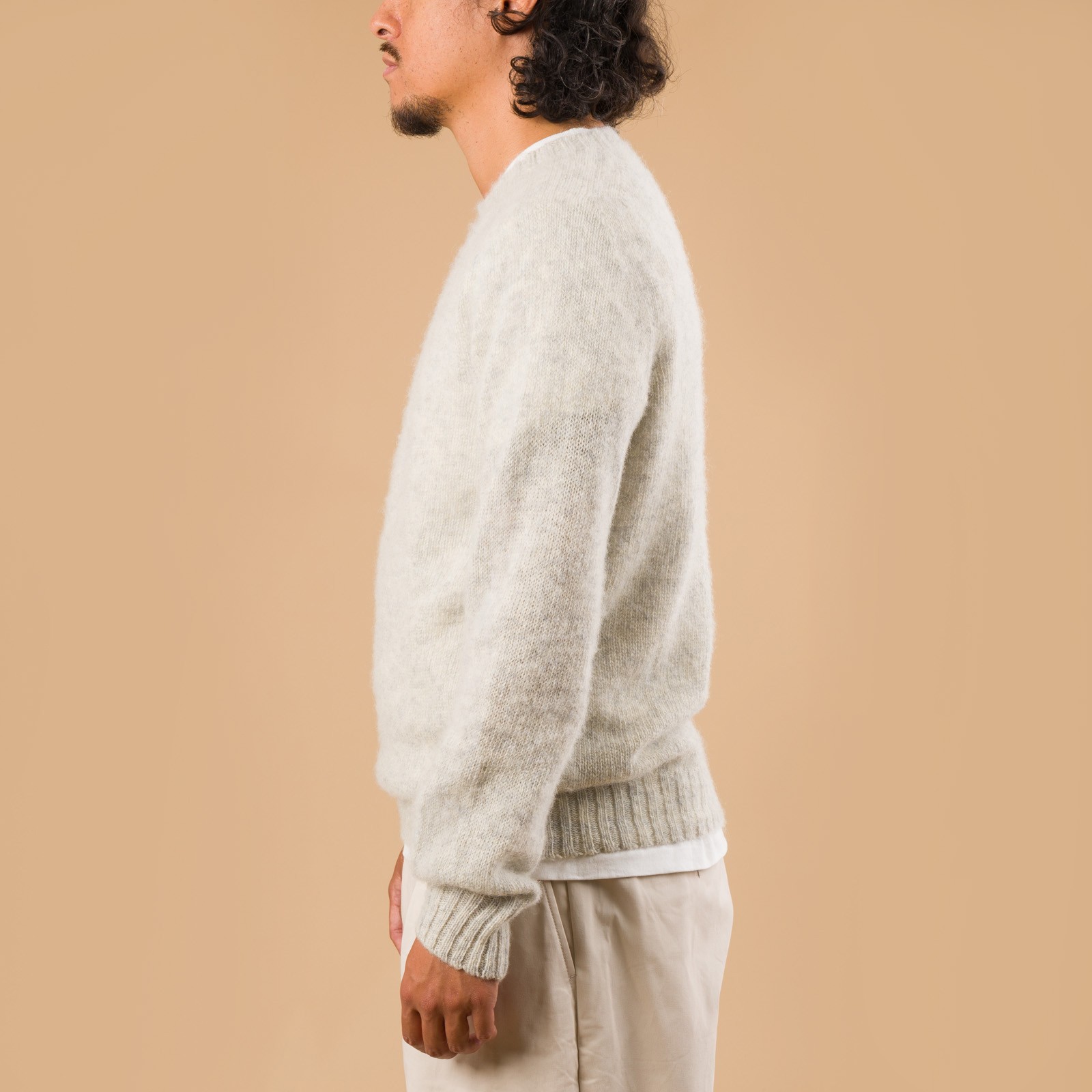 image portée de profil pull HARLEY OF SCOTLAND X FLANEURS shaggy Crew Neck Pearl