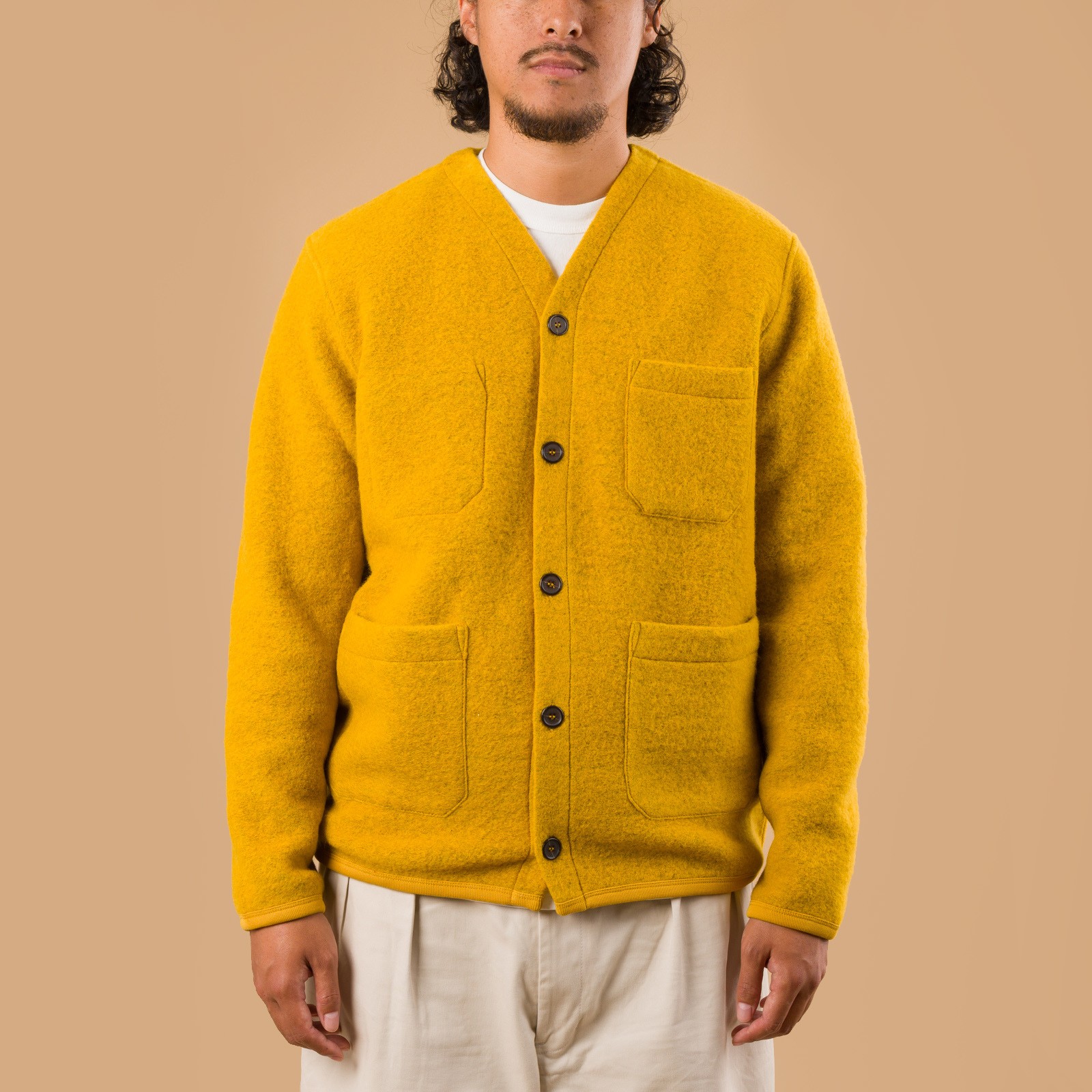 Image-Flâneurs_UNIVERSAL WORKS Wool Fleece Cardigan Yellow_porté de face