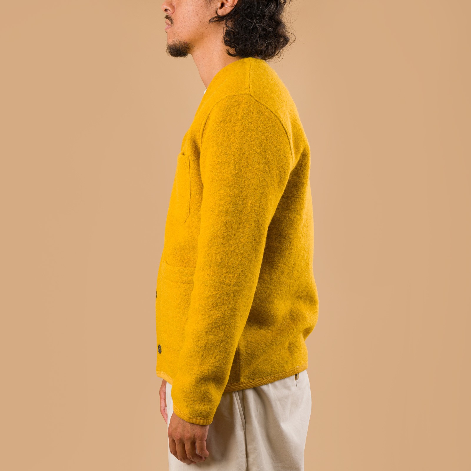 Image-Flâneurs_UNIVERSAL WORKS Wool Fleece Cardigan Yellow_porté de profil