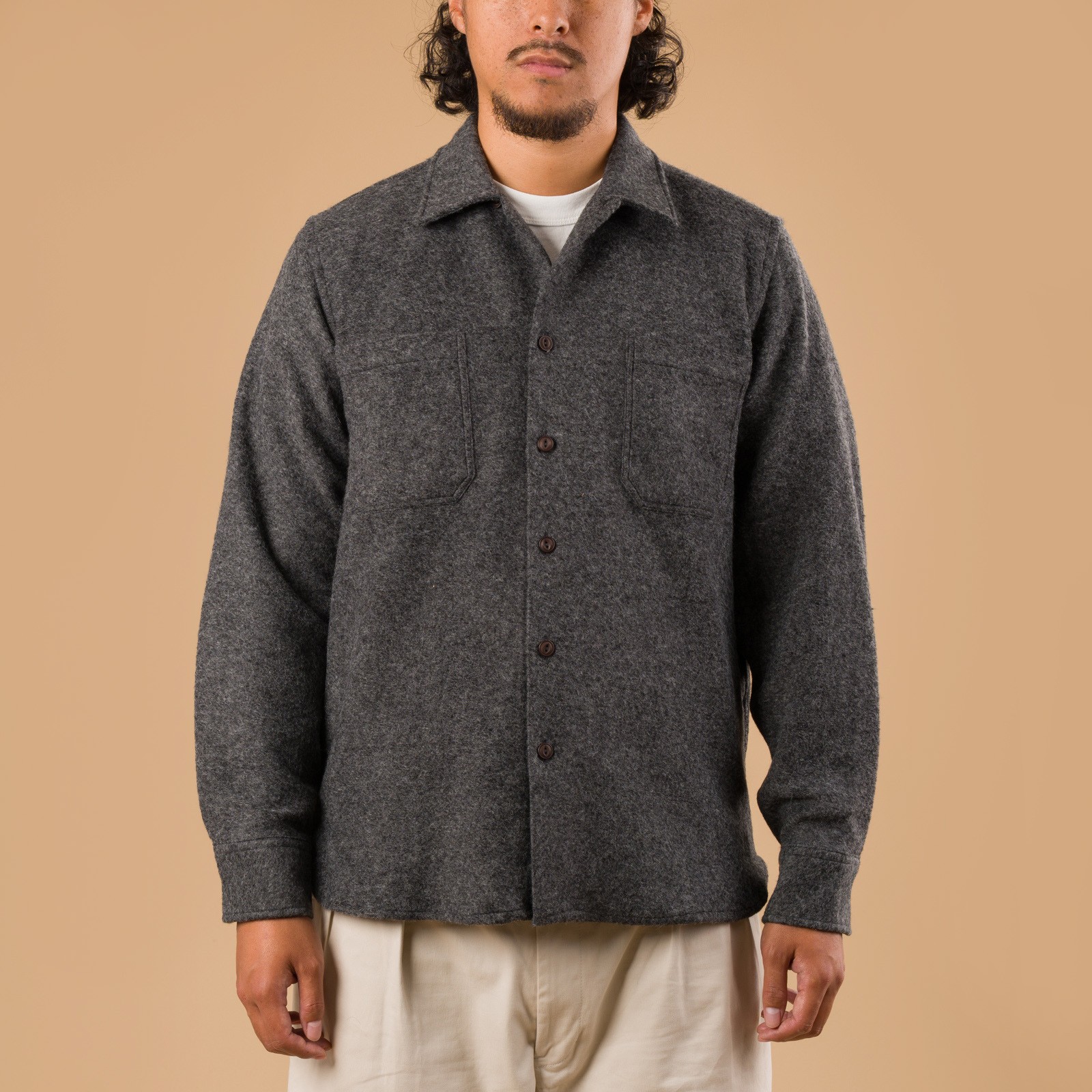 Image-Flâneurs_UNIVERSAL WORKS Dam Marl Work Shirt Grey porté de face