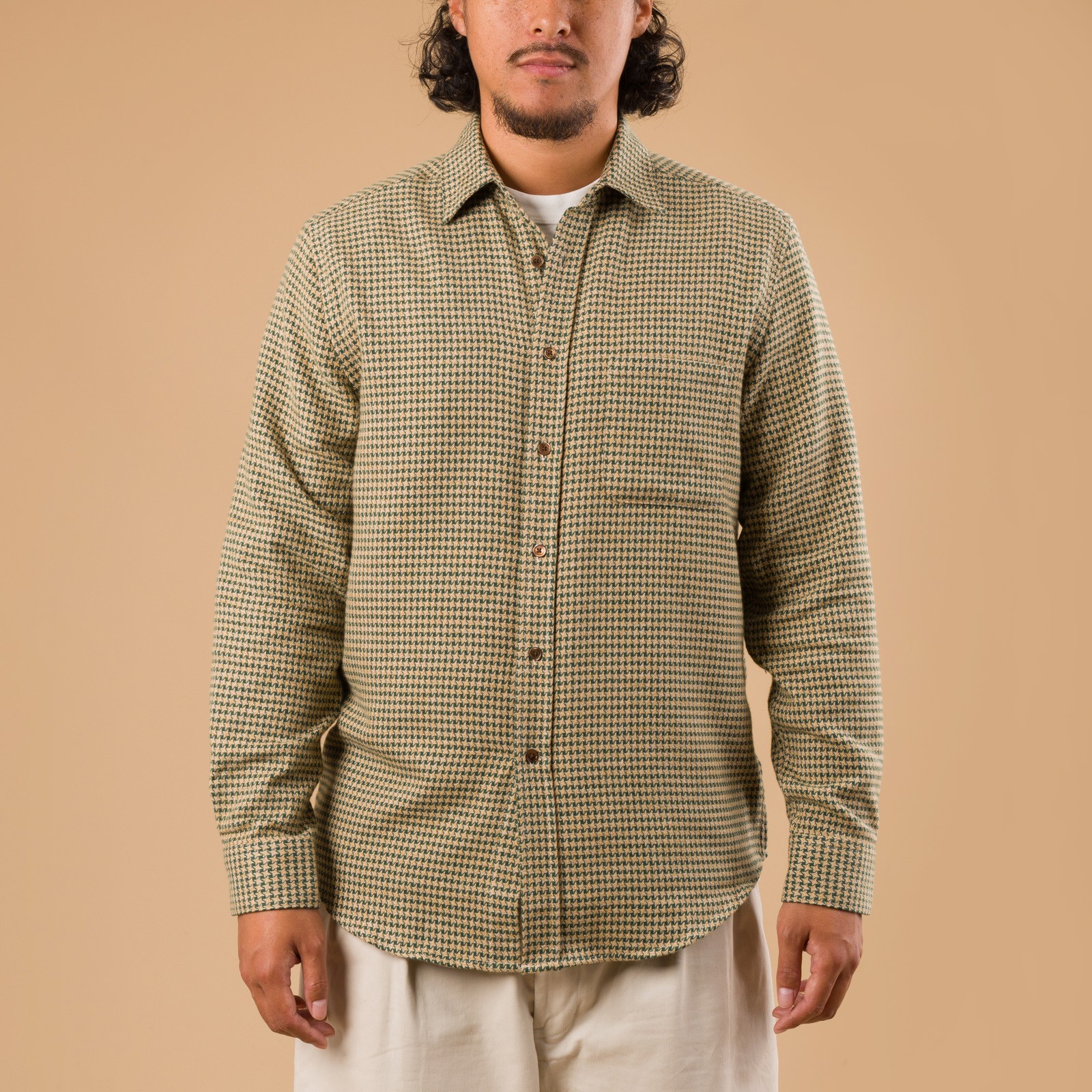image portée face flâneurs PORTUGUESE FLANNEL Abstract Shirt Green