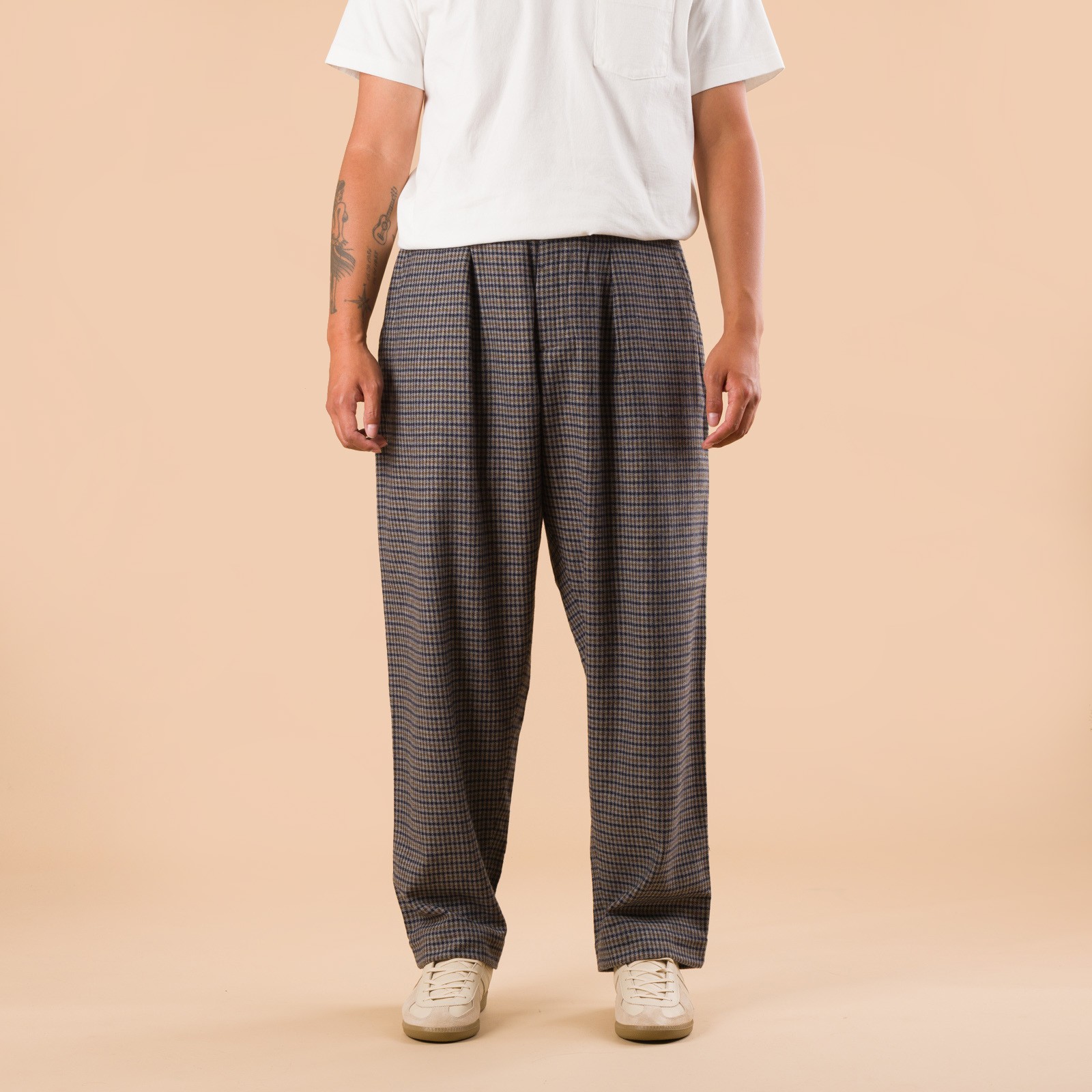 images flaneurs UNIVERSAL WORKS Houndstooth Wool Mix Oxford Pant Charcoal pantalon de face
