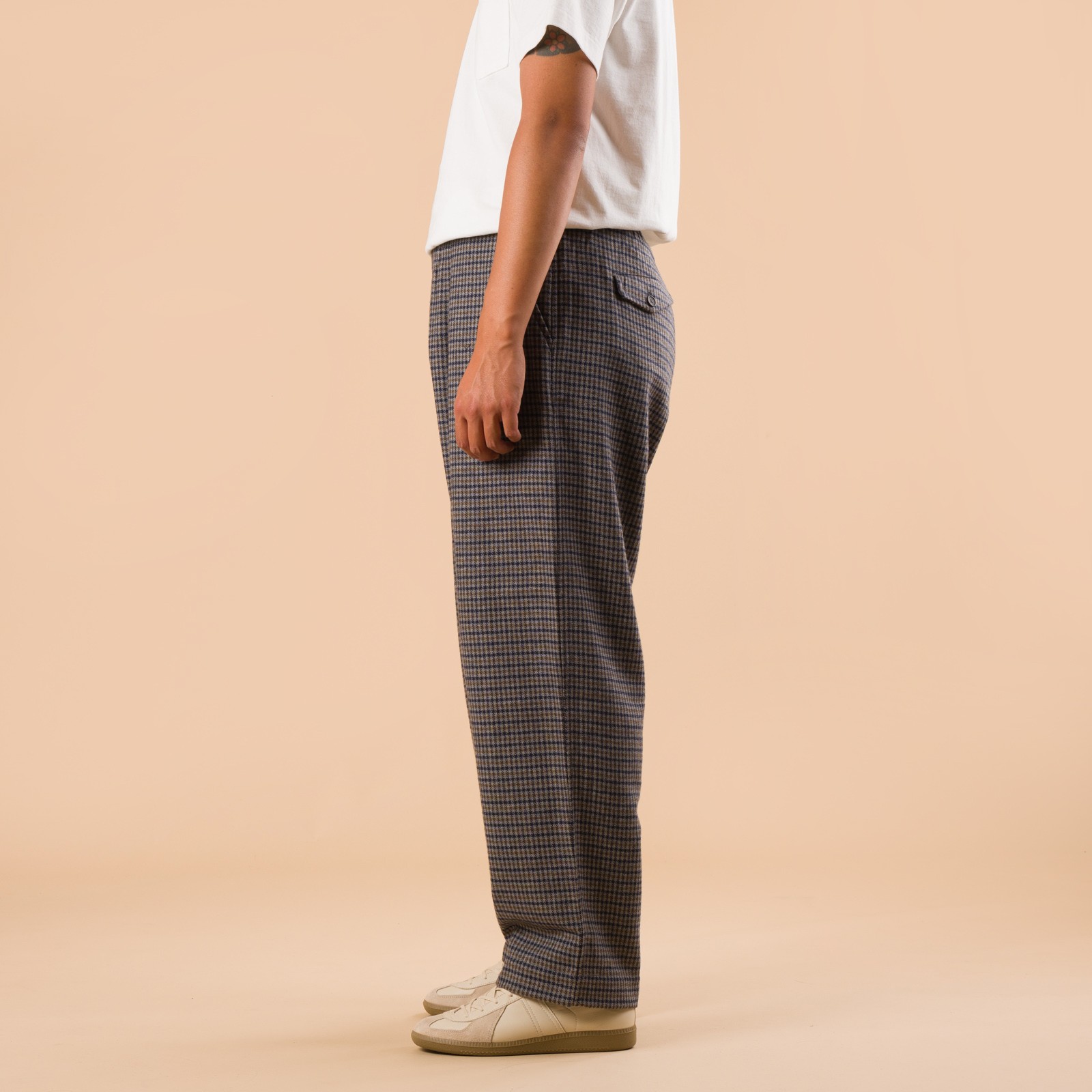 images flaneurs UNIVERSAL WORKS Houndstooth Wool Mix Oxford Pant Charcoal pantalon de profil