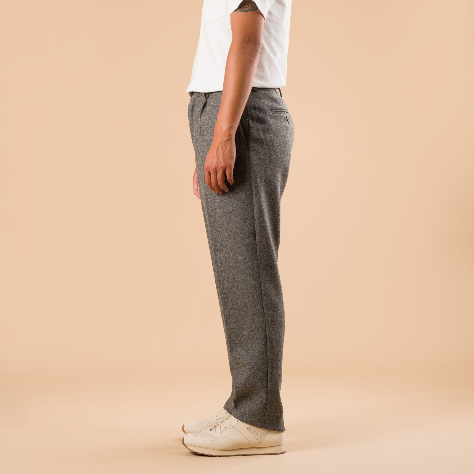 images flaneurs pantalon PORTUGUESE FLANNEL Single Pleat Trousers Grey de profil