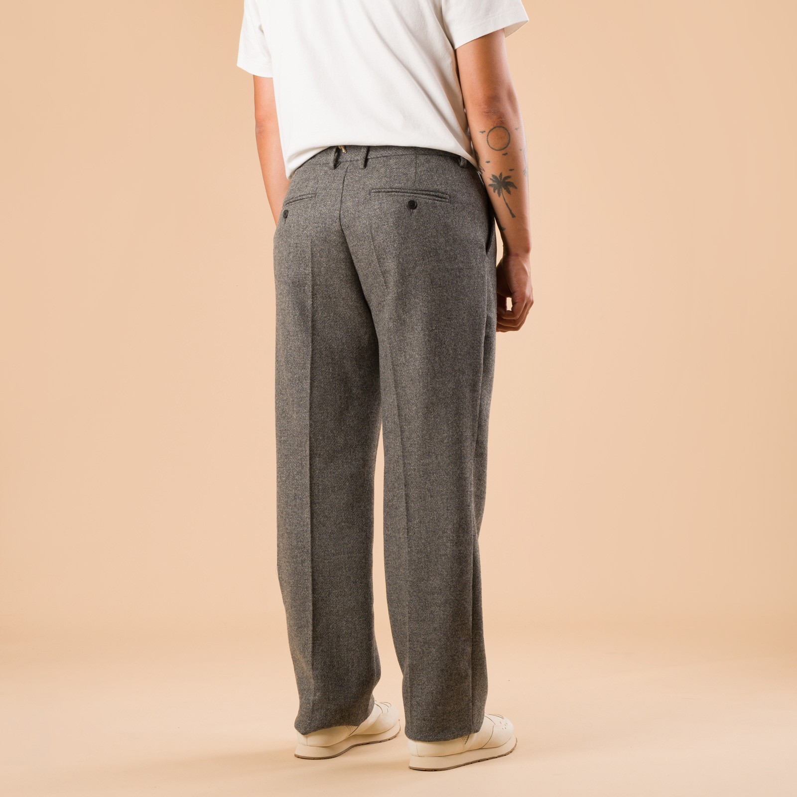 images flaneurs pantalon PORTUGUESE FLANNEL Single Pleat Trousers Grey de dos