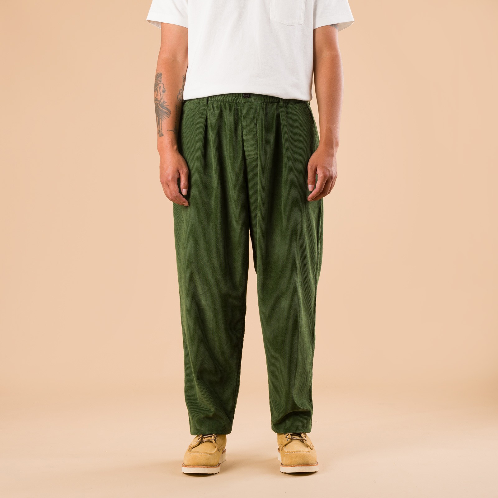images flaneurs UNIVERSAL WORKS Corduroy Pleated Track Pant Green de face