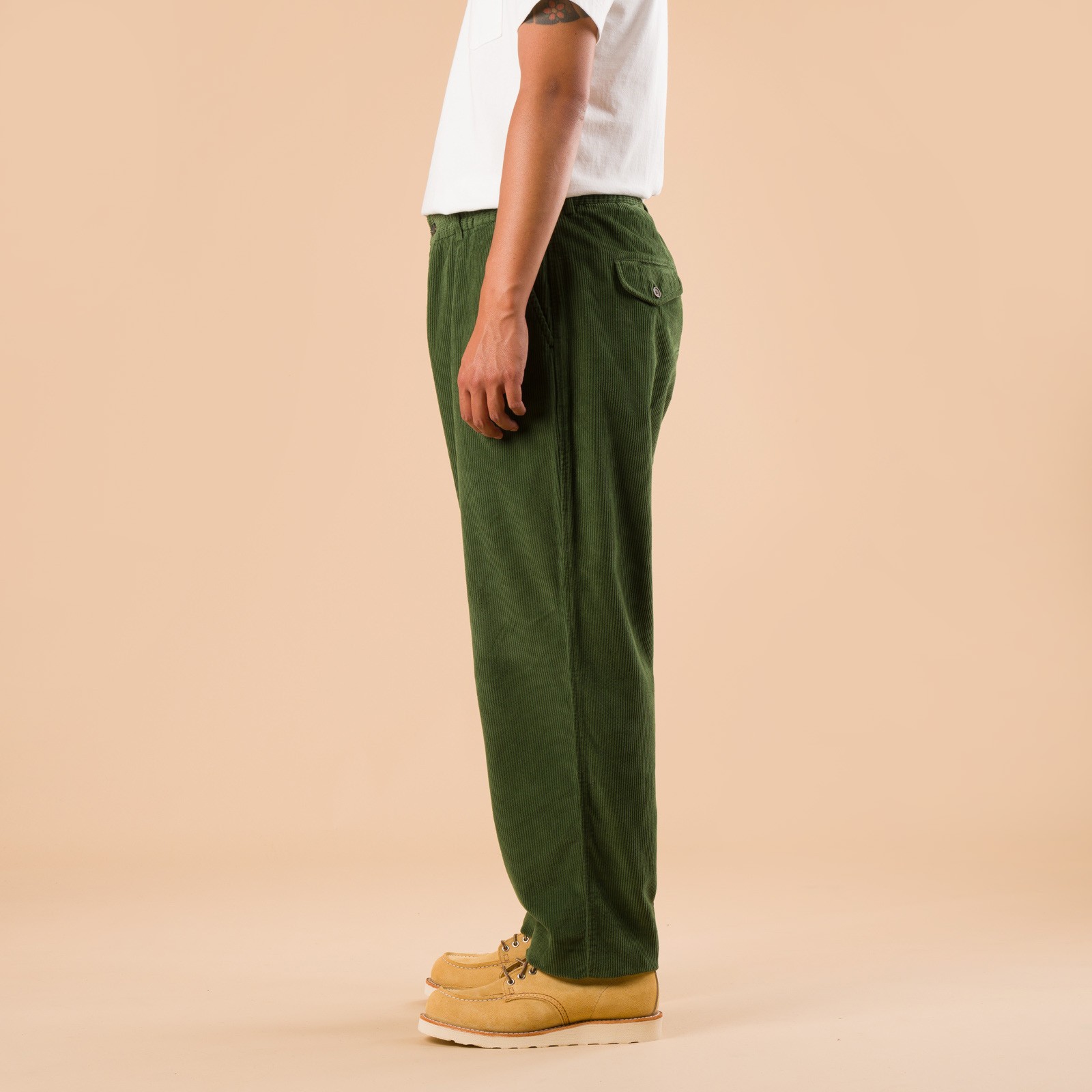 images flaneurs UNIVERSAL WORKS Corduroy Pleated Track Pant Green de profil