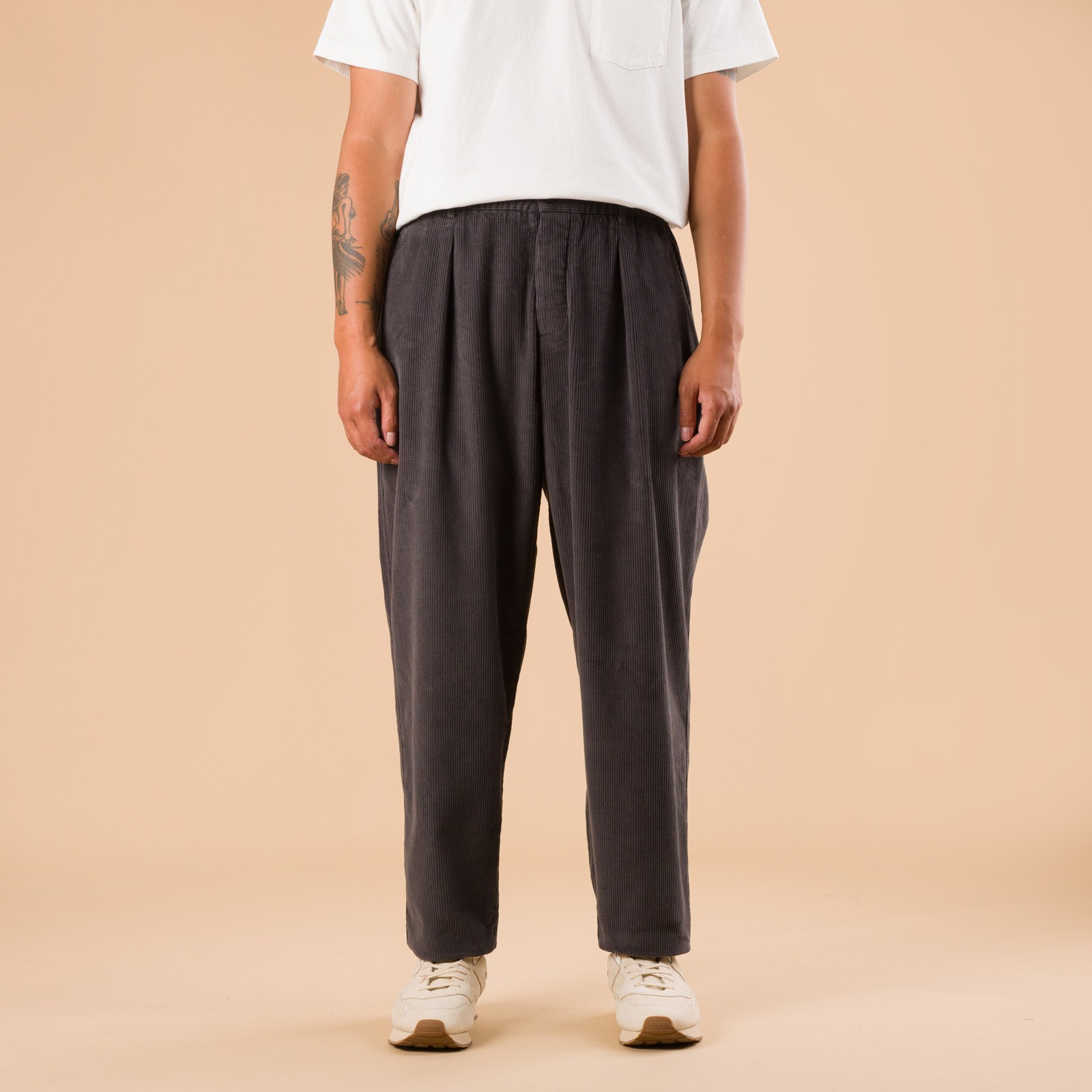 images flaneurs UNIVERSAL WORKS Corduroy Pleated Track Pant Charcoal de face