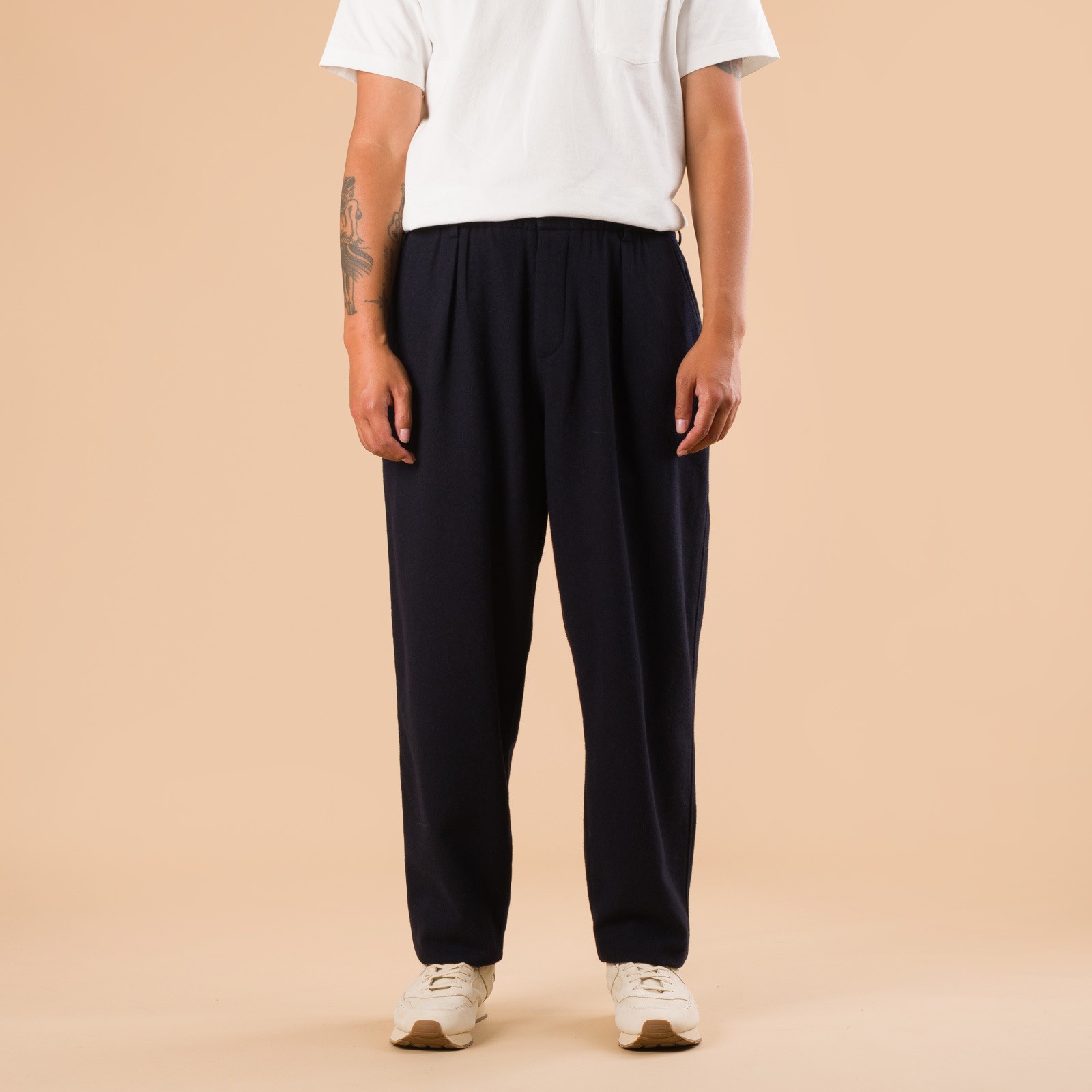 images flaneurs pantalon en laine UNIVERSAL WORKS Soft Recycled Wool Pleated Track Pant Dark Navy de face