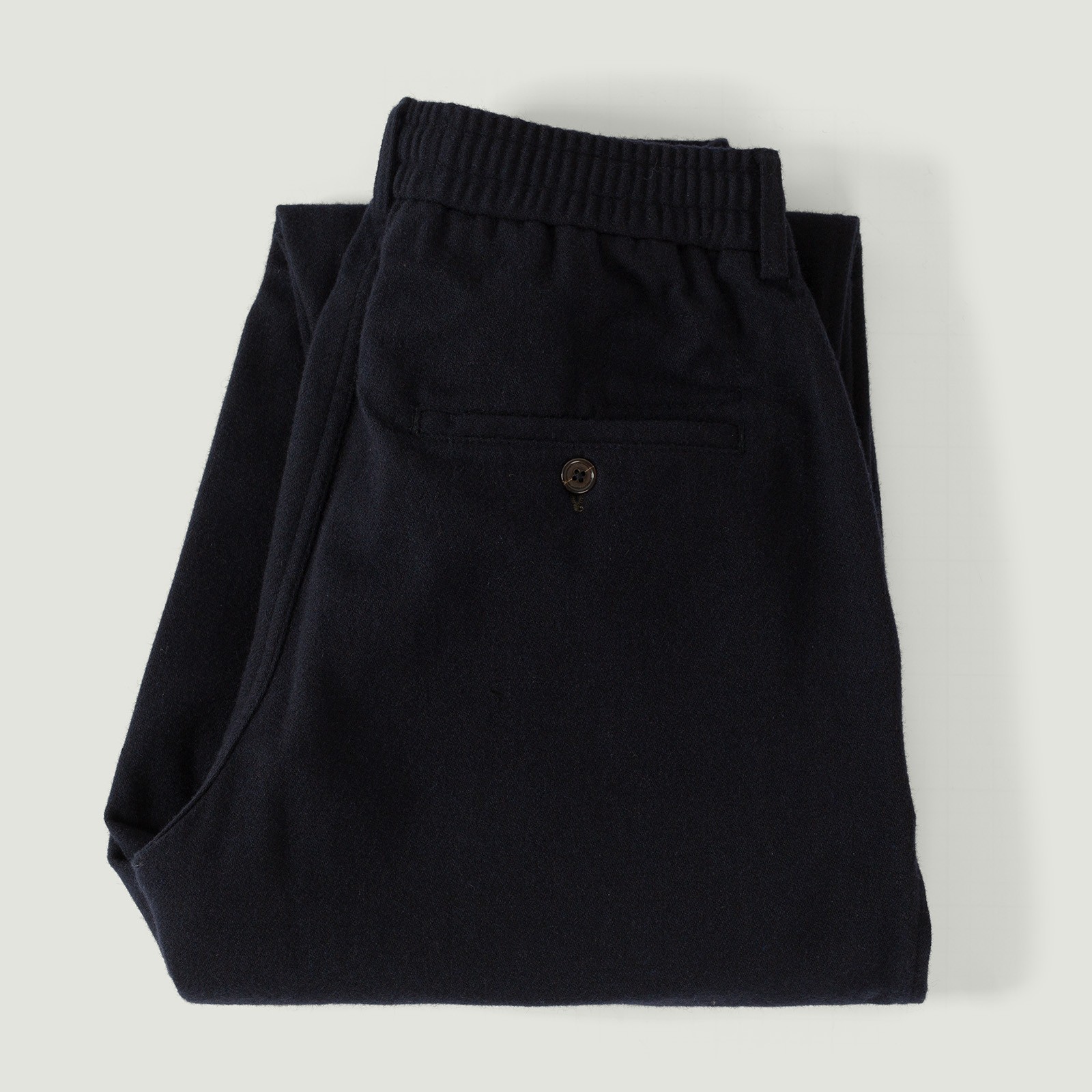 vignette flaneurs pantalon en laine UNIVERSAL WORKS Soft Recycled Wool Pleated Track Pant Dark Navy