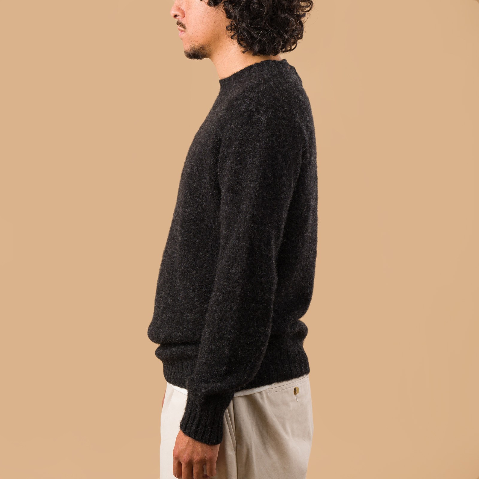 image portée de profil pull HARLEY OF SCOTLAND X FLANEURS shaggy Crew Neck Crag