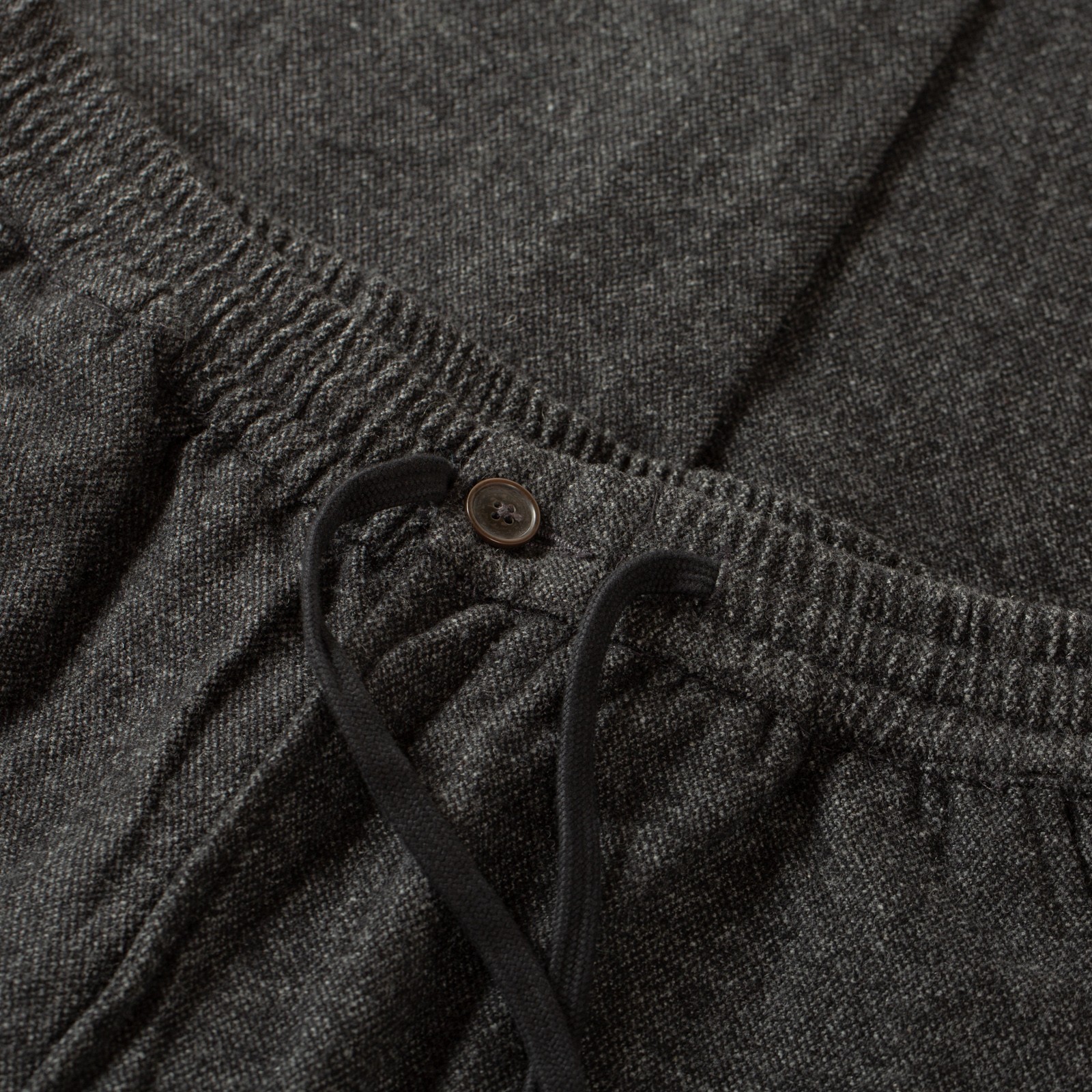 detail bouton flaneurs pantalon UNIVERSAL WORKS Anders Wool Upcycled Hi Water Trouser Grey (2)