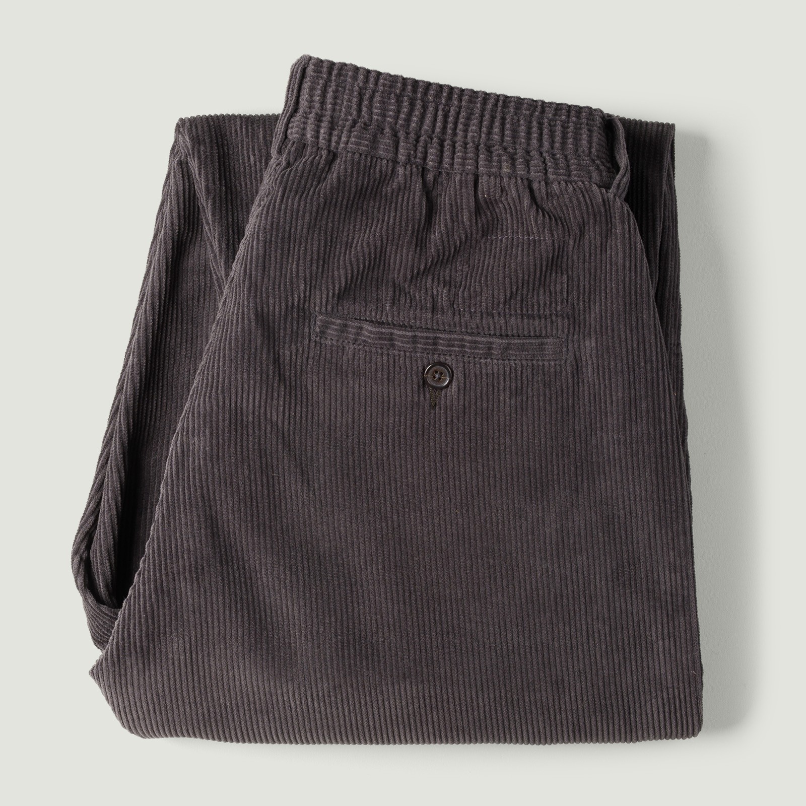 images flaneurs UNIVERSAL WORKS Corduroy Pleated Track Pant Charcoal_Vignette